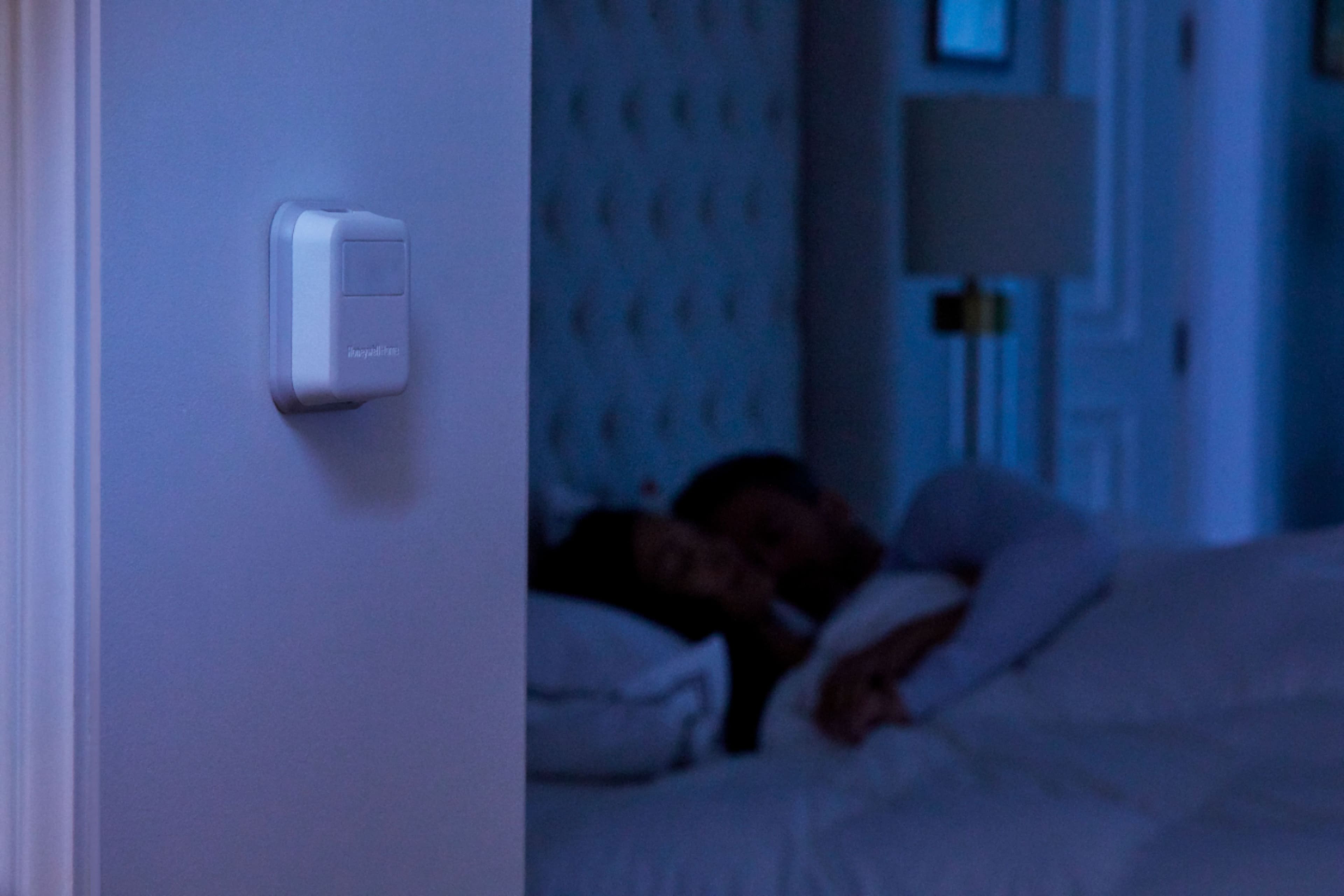 Alt View 32. Honeywell Home - T9 Smart Programmable Touch-Screen Wi-Fi Thermostat with Smart Room Sensor - White.