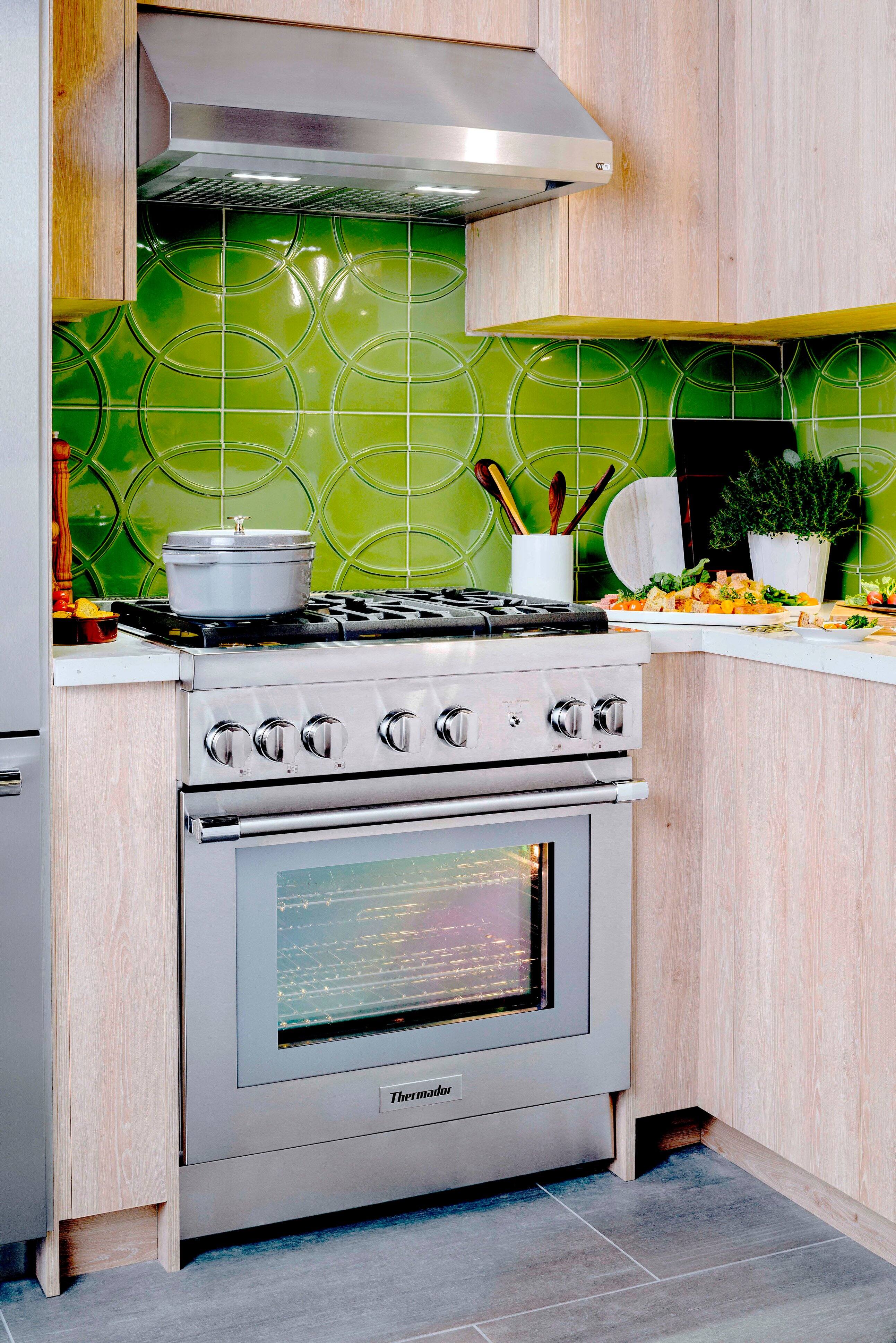 Alt View 14. Thermador - Professional Series 4.4 Cu. Ft. Freestanding Dual Fuel Convection Range with Self-Cleaning and 5 Star Burners - Stainless Steel.