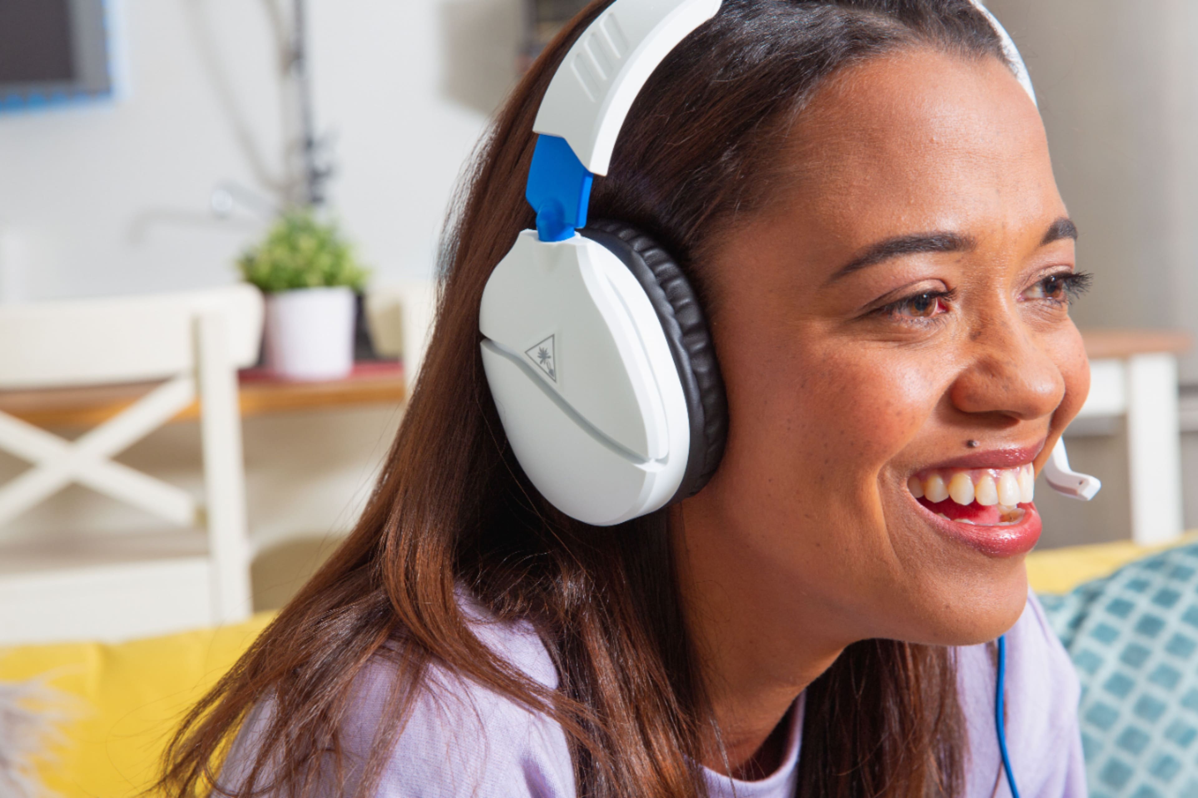 Alt View 18. Turtle Beach - Recon 70 Wired Stereo Gaming Headset for PS4 Pro, PS4 & PS5 - White/Blue.