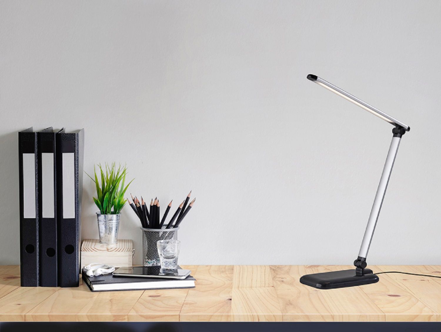 Adesso Led Desk Lamp With Touch Dimmer, Seymore Touch Table Lamps Usb Ports And Led Bulbs