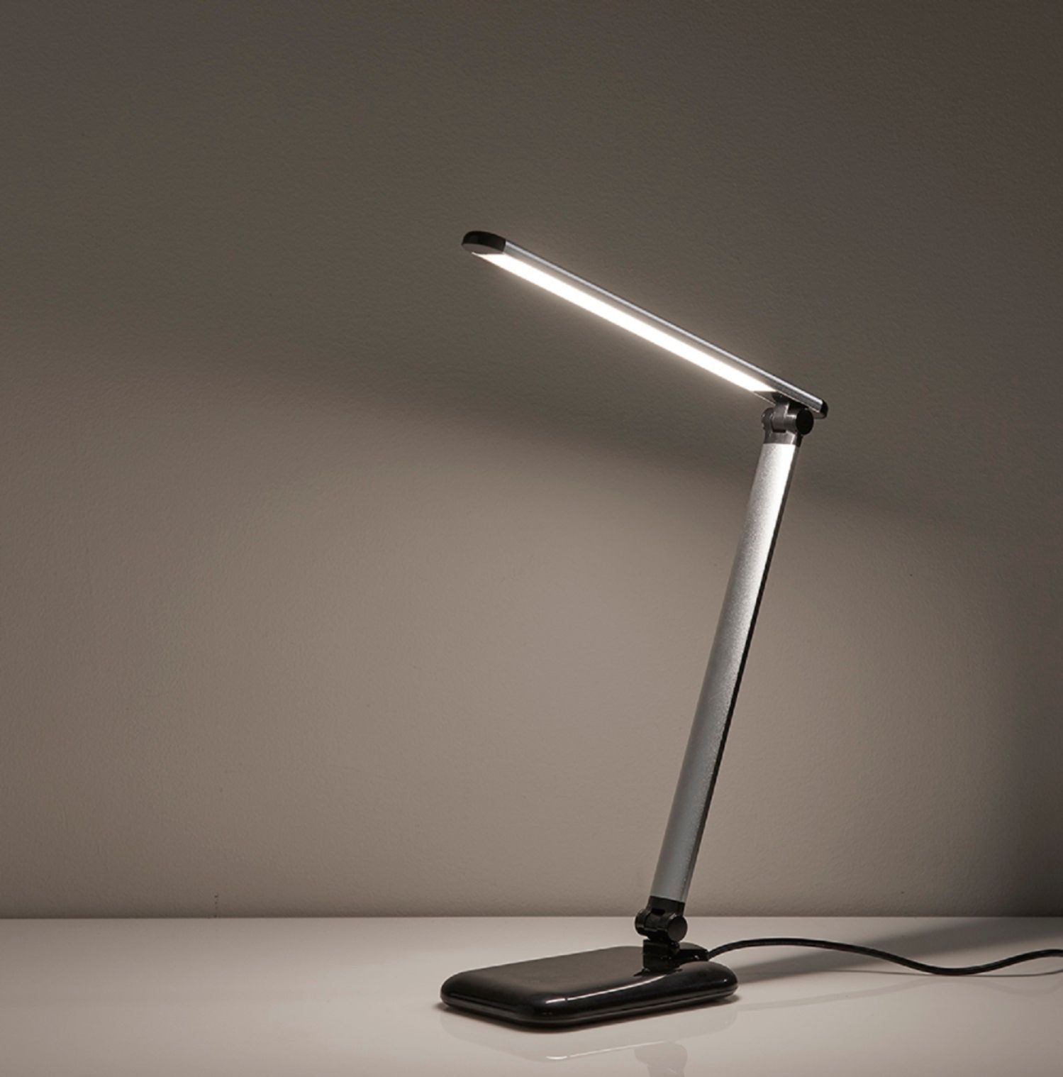 This $14 Desk Lamp Can Work Unplugged, For Up To 6 Hours