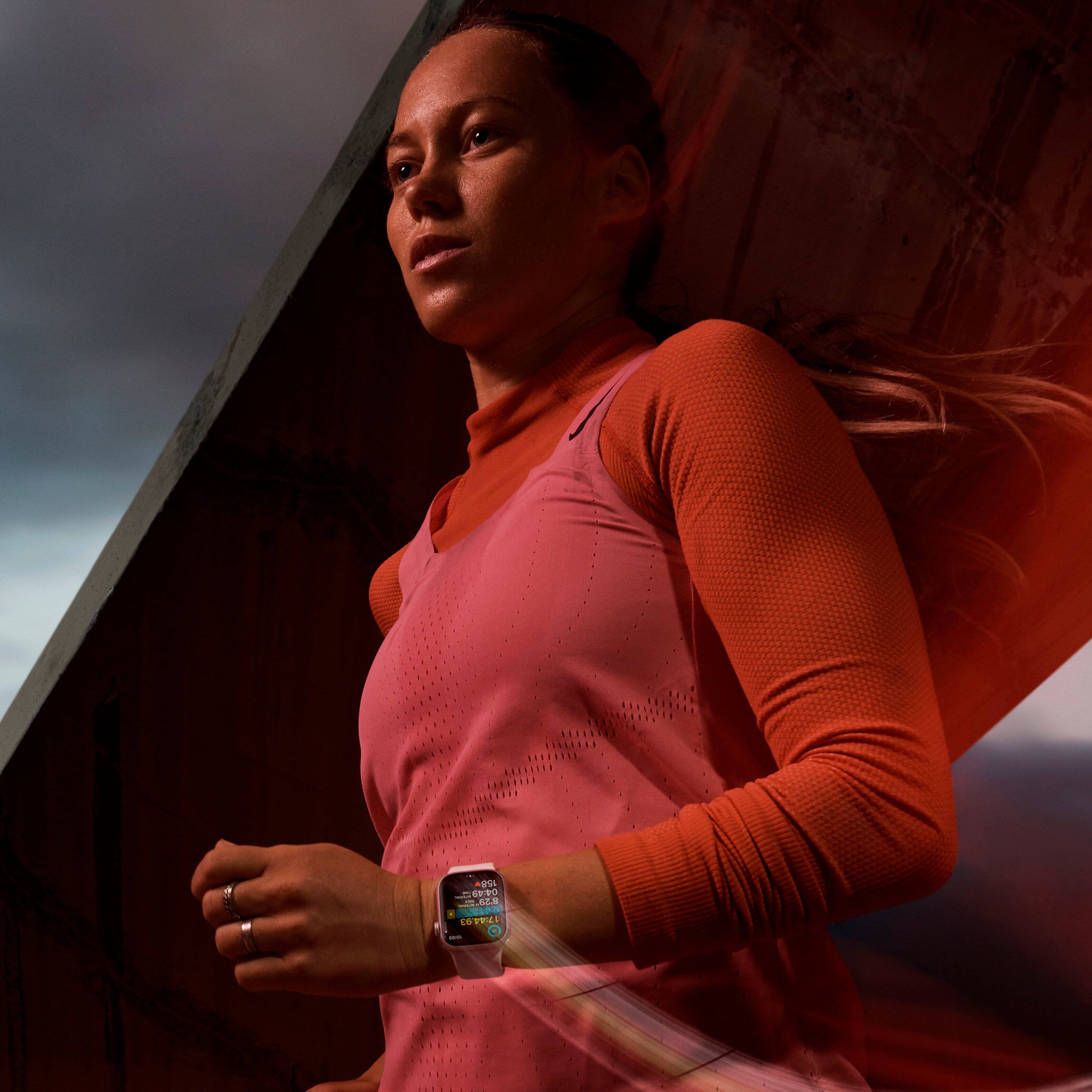 Alt View 14. Apple - Apple Watch Series 9 (GPS + Cellular) 41mm Starlight Aluminum Case with Starlight Sport Loop with Blood Oxygen - Starlight.