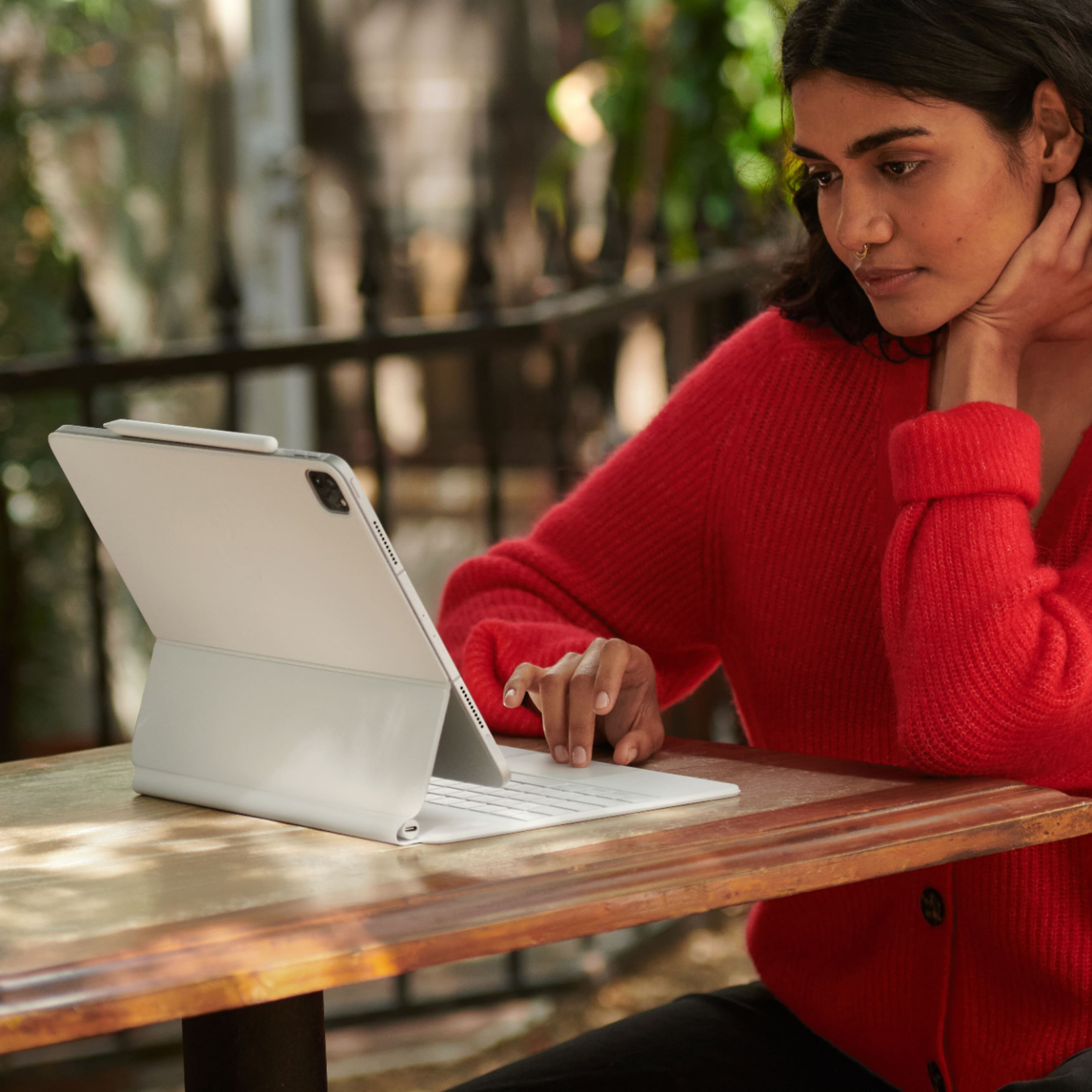 Apple Magic Keyboard 12.9 (A2480) (iPad Pro 5th Gen ) White ( Reacondicionado Grado A)