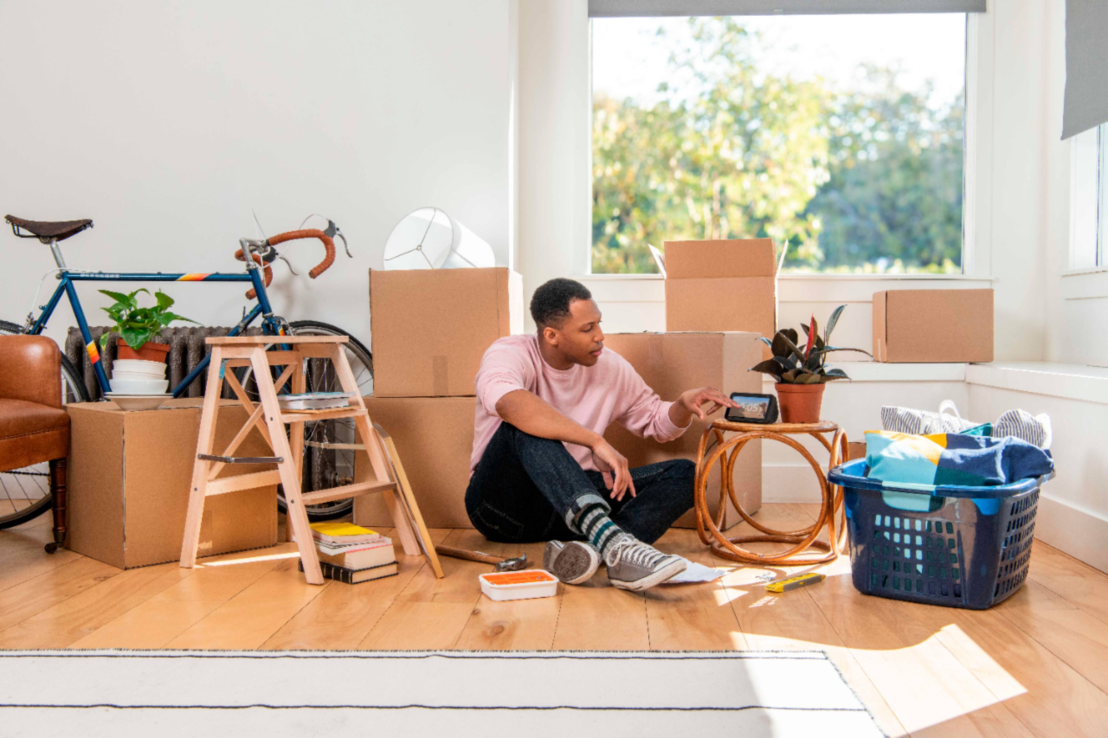 Alt View 17. Amazon - Echo Show 5 Smart Display with Alexa - Charcoal.