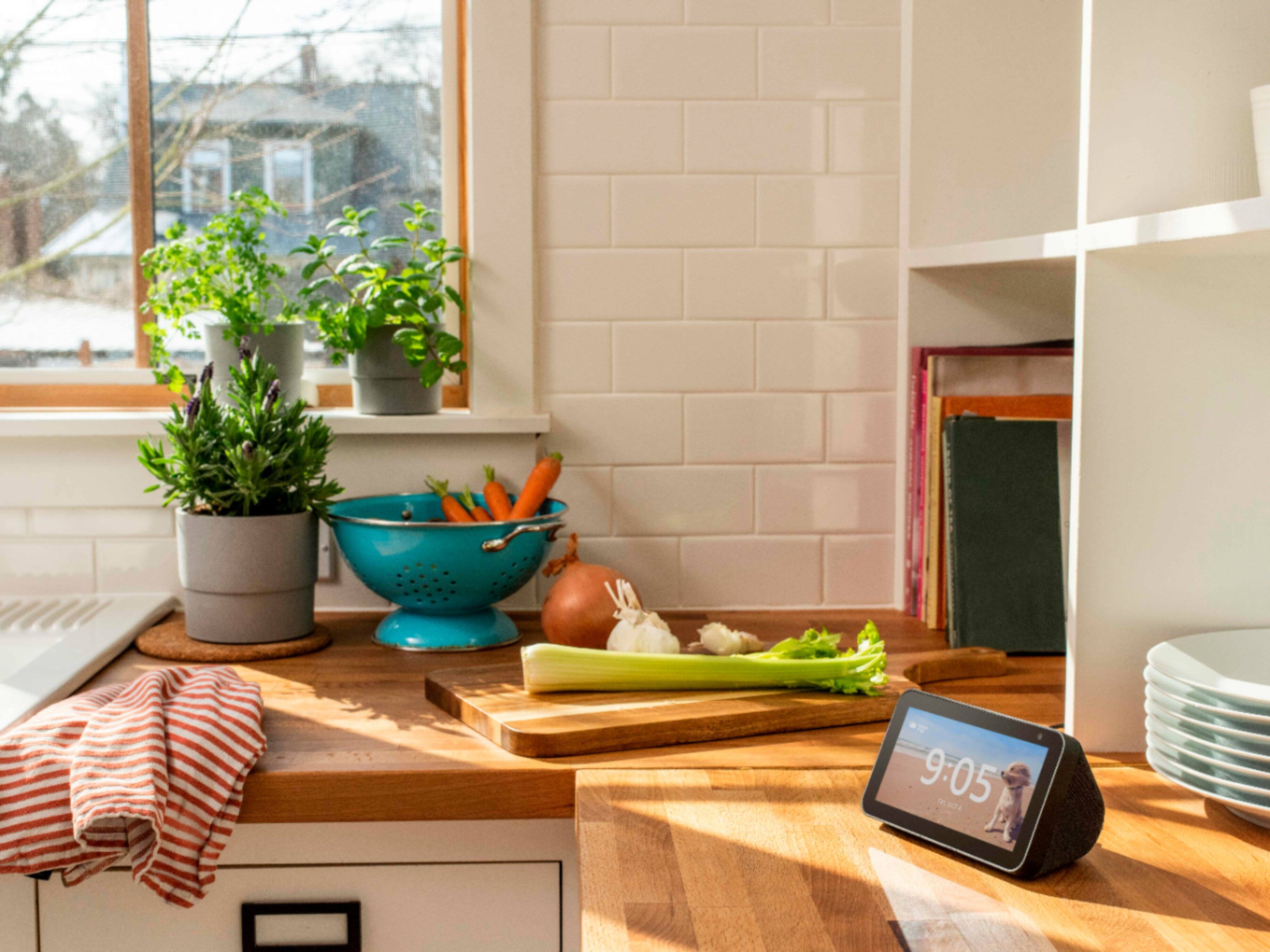 Alt View 22. Amazon - Echo Show 5 Smart Display with Alexa - Charcoal.