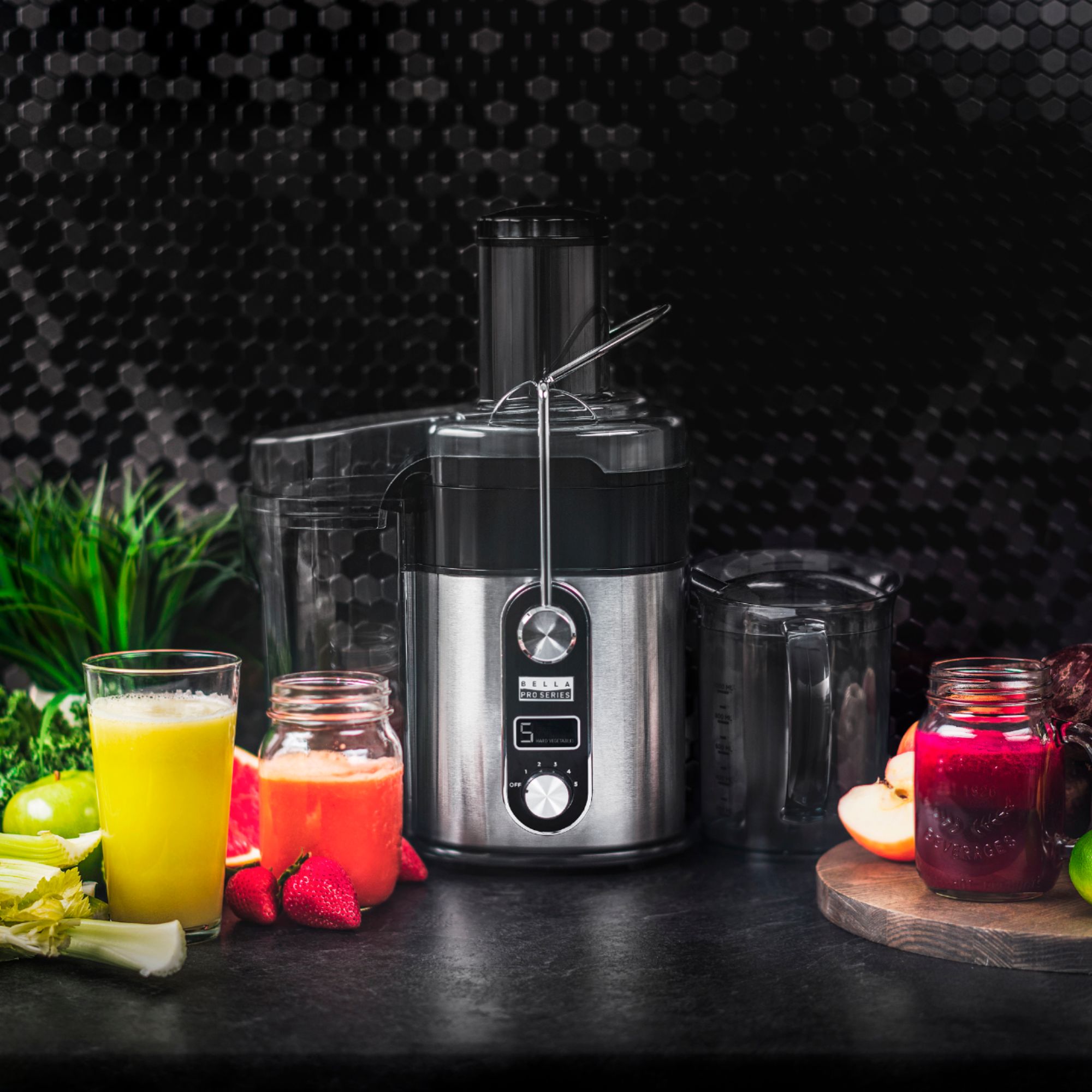 Bella Pro Series Centrifugal Juice Extractor Black/Stainless Steel Bella - Pro Series Centrifugal Juice Extractor - Black/stainless Steel