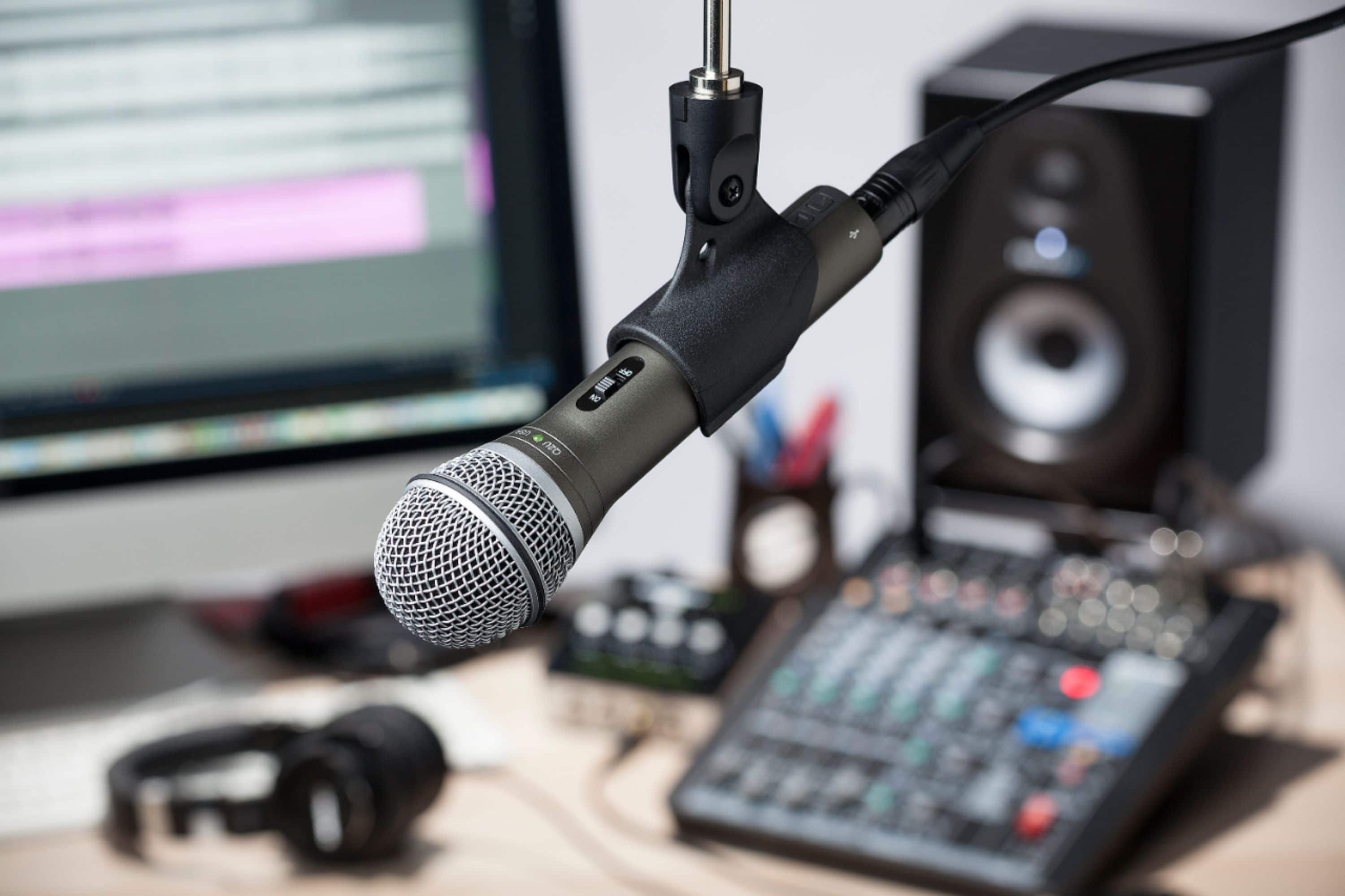 Alt View 21. Samson - Q2U Dynamic USB Microphone - Gray.