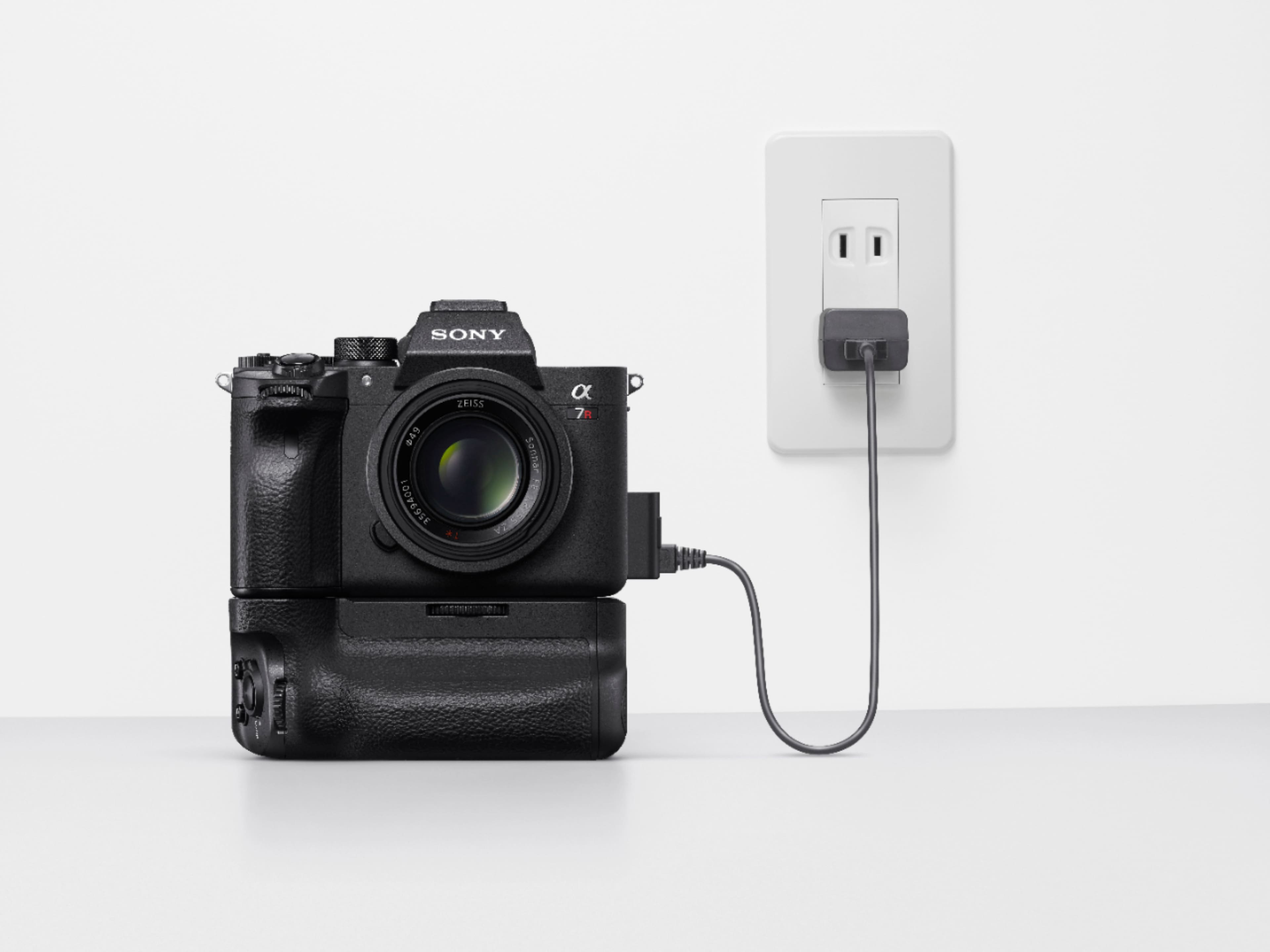 Alt View 16. Sony - VGC4EM Vertical Grip for α7IV, α 7SIII, α1, α9 II, α7R IV and α7R V - Black.