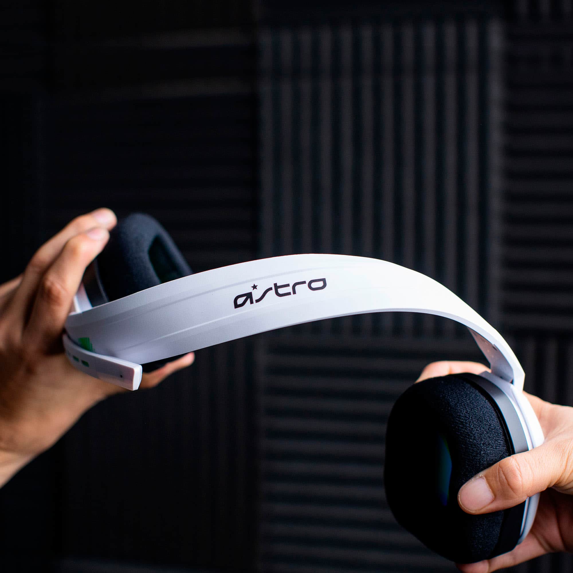 Alt View 12. Astro Gaming - A10 Wired Stereo Over-the-Ear Gaming Headset for PS4 & PS5 with Flip-to-Mute Mic - White/Blue.