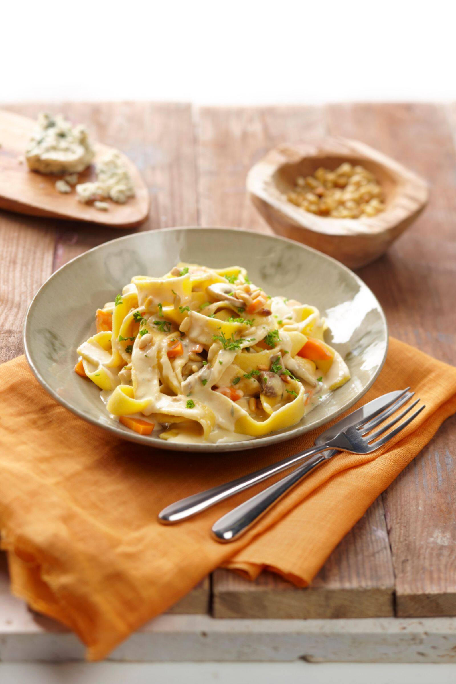 Alt View 35. Philips - Pasta Maker Plus - HR2375/06 - White And Silver.