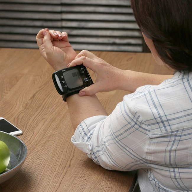 Omron - 7 Series - Wireless Wrist Blood Pressure Monitor - Black/Gray_1