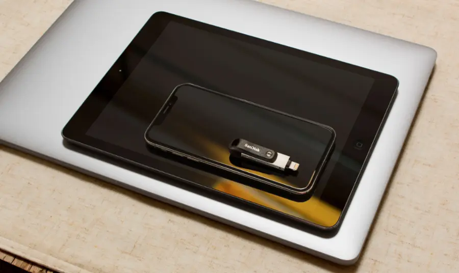 Alt View 15. SanDisk - iXpand Flash Drive Go 256GB USB 3.0 Type-A to Apple Lightning for iPhone & iPad - Black / Silver.