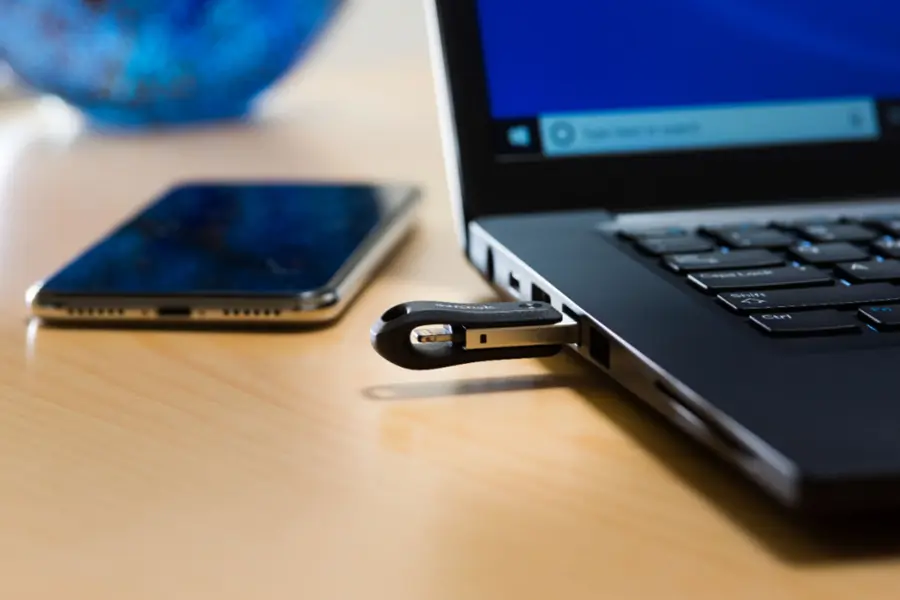 Alt View 17. SanDisk - iXpand Flash Drive Go 256GB USB 3.0 Type-A to Apple Lightning for iPhone & iPad - Black / Silver.