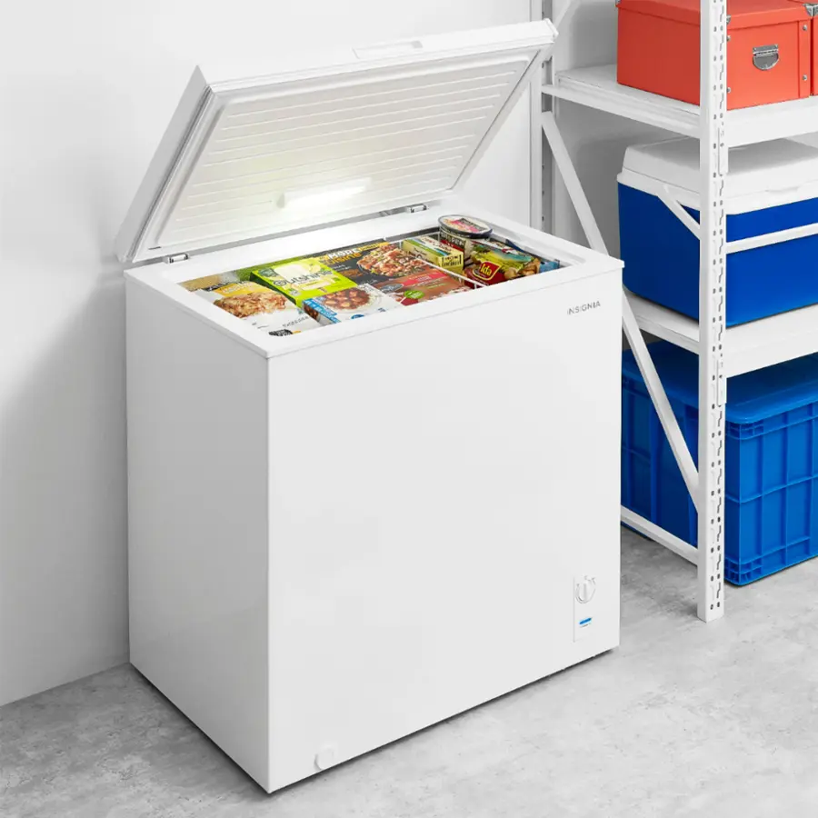 Insignia™ 7.0 Cu. Ft. Garage Ready Chest Freezer White NS-CZ70WH0 ...