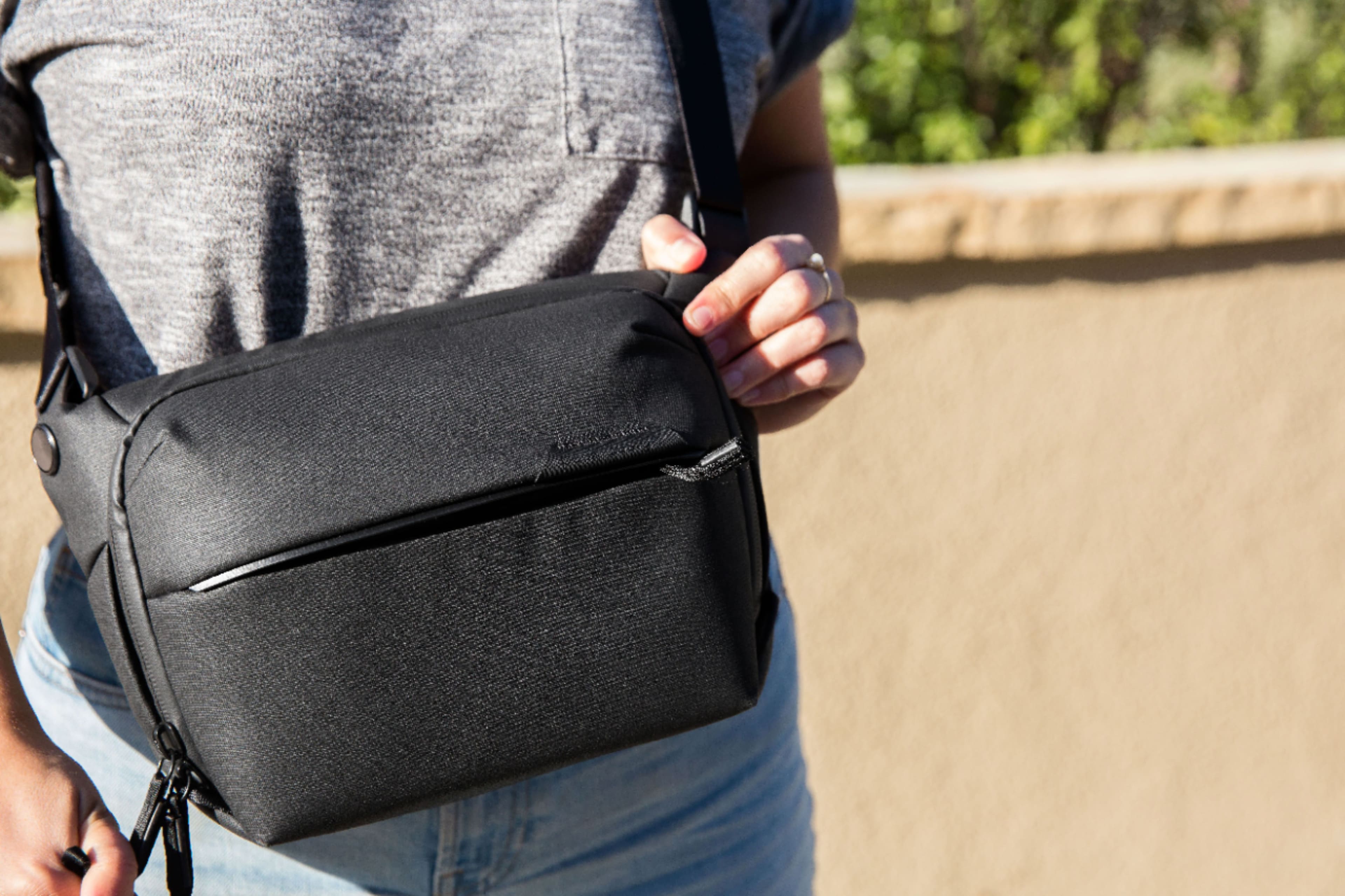 Alt View 29. Peak Design - Everyday Sling 3L - Black.