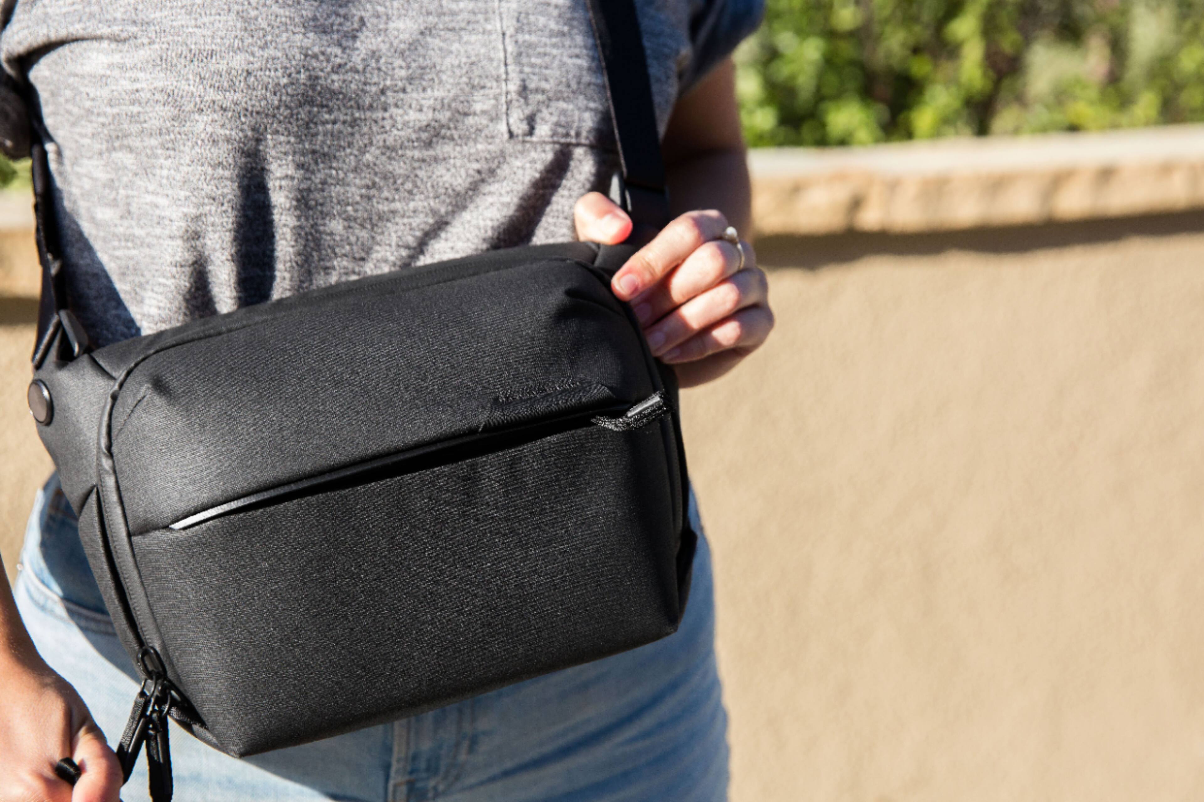Alt View 29. Peak Design - Everyday Sling 3L - Black.