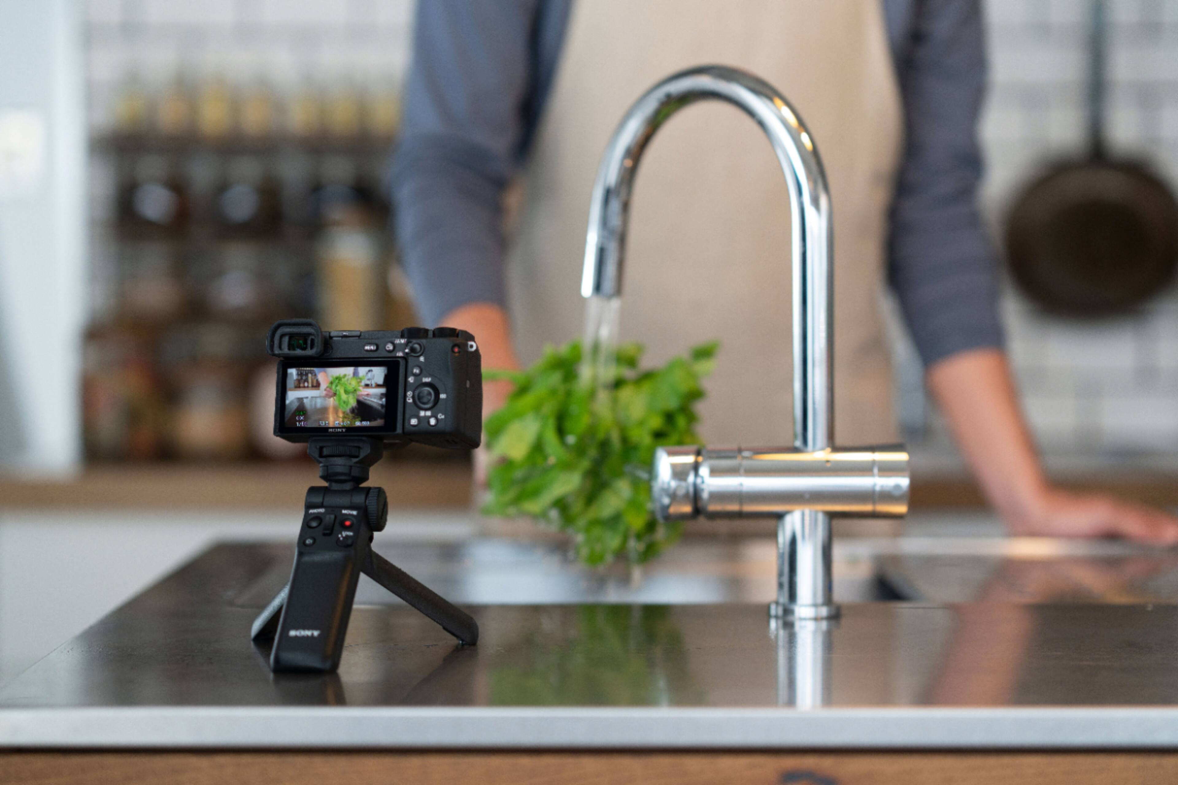 Alt View 29. Sony - Shooting Grip with Wireless Remote Commander - Black.