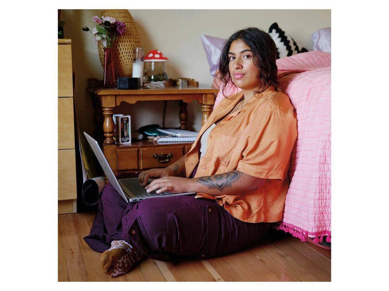 Alt View 4. HP - HP 15.6" Laptop - Intel Core i7-1355U 16GB RAM 512GB SSD Windows 11 Home (B89NJUA#ABA) - Meteor Silver.