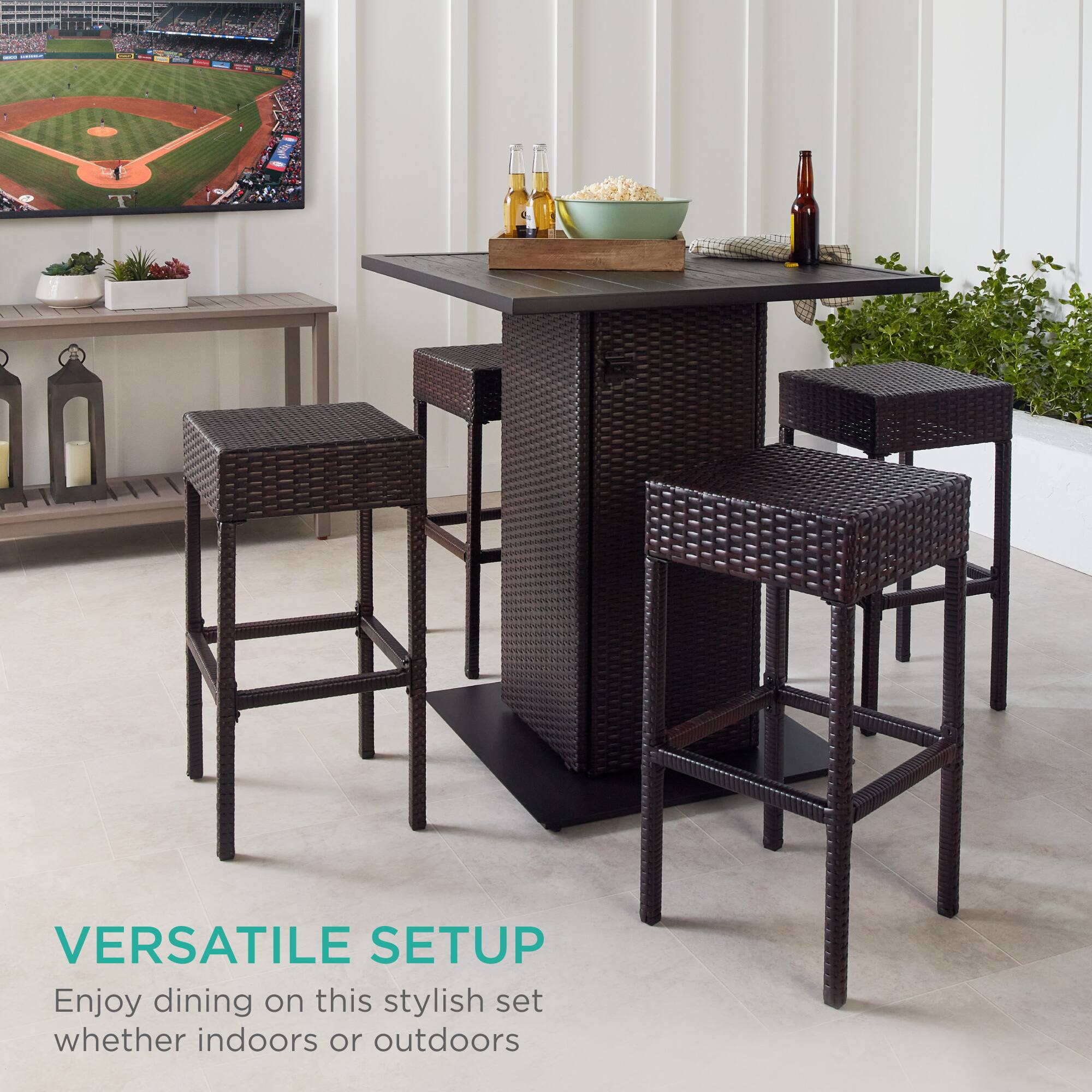 VERSATILE SETUP  
Enjoy dining on this stylish set whether indoors or outdoors