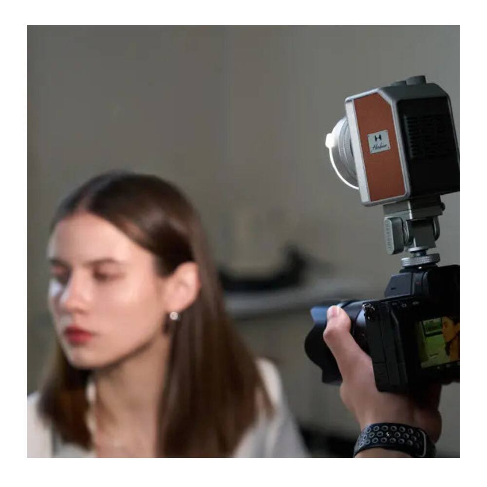 Left. Harlowe - Harlowe Mini II 20W Portable Camera Light - Bi-Color 2700-6500K (Standard Kit) - Silver.