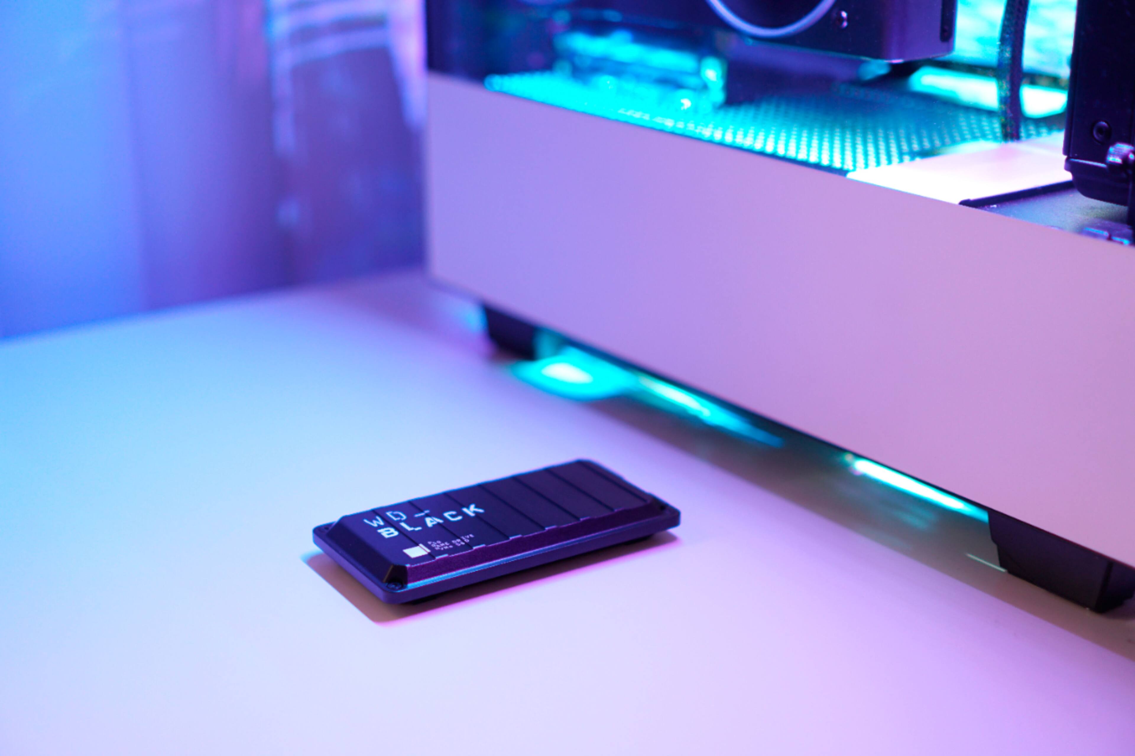 Alt View 16. WD - P50 1TB External USB 3.2 Gen 2x2 Portable SSD - Black.