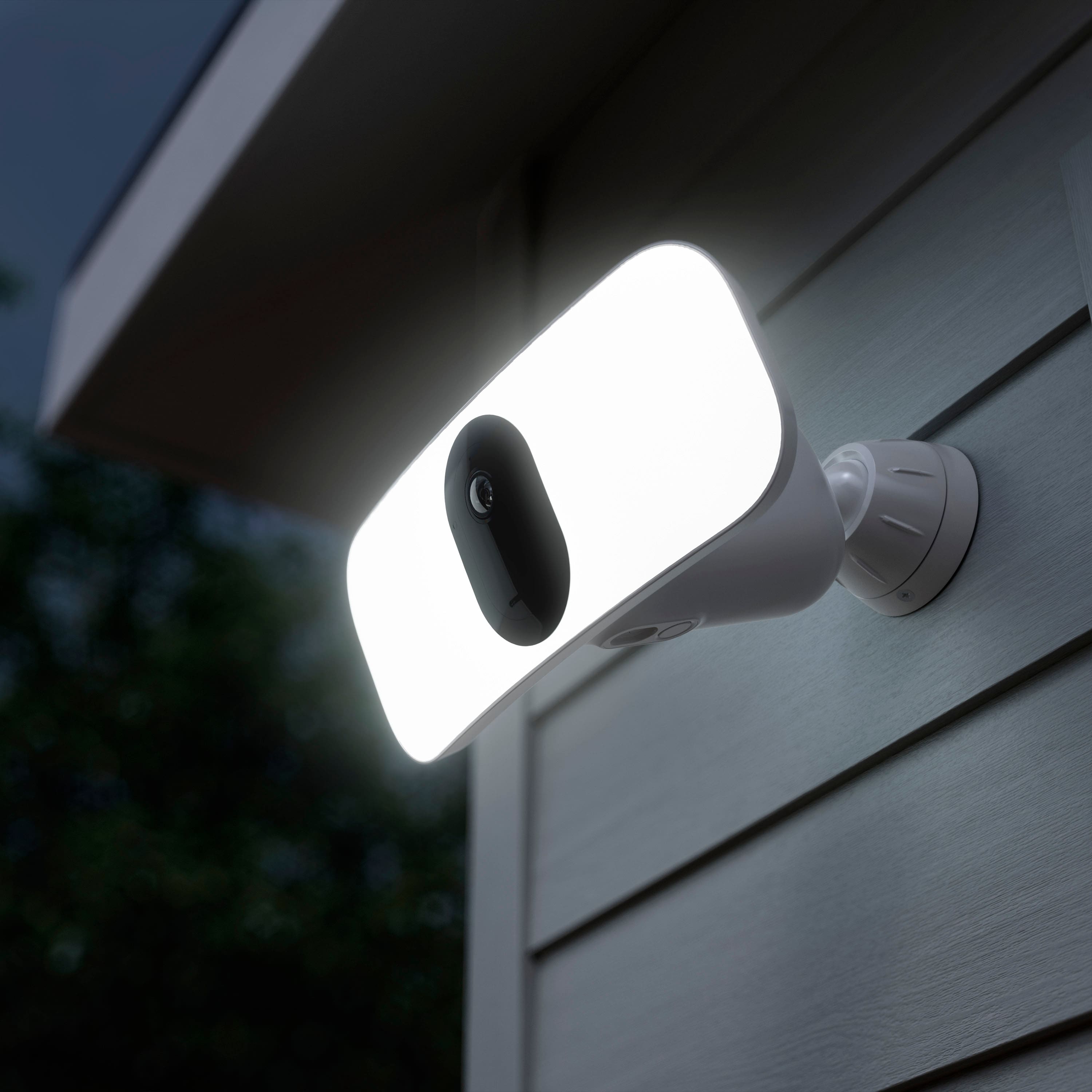 Illuminate your property at night with superior brightness, thanks to up to 3,000 lumens. To increase the lumens from 2,000 to 3,000, a charging cable is required for outdoor use.