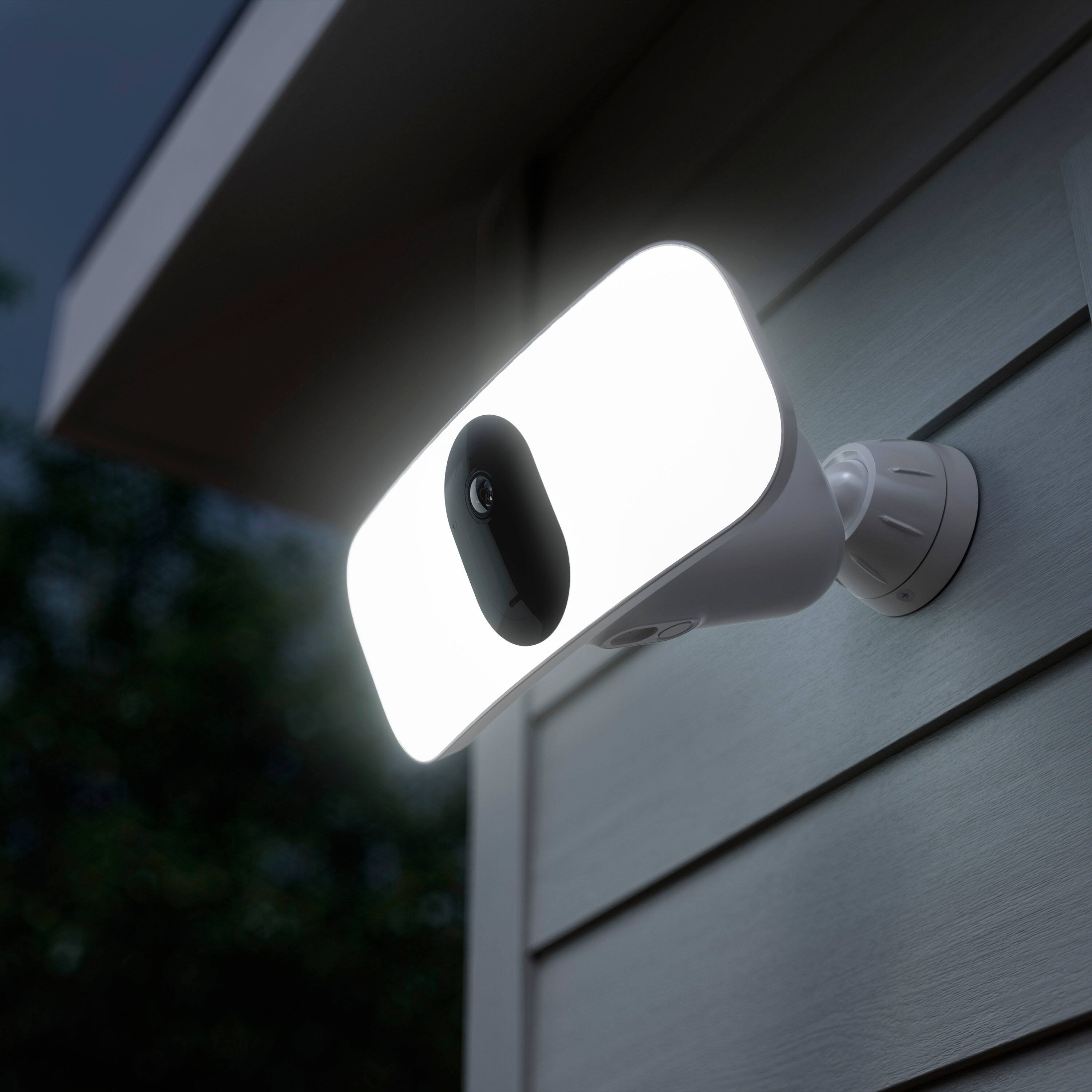 Illuminate your property at night with superior brightness, thanks to up to 3,000 lumens. To increase the lumens from 2,000 to 3,000, a charging cable is required for outdoor use.