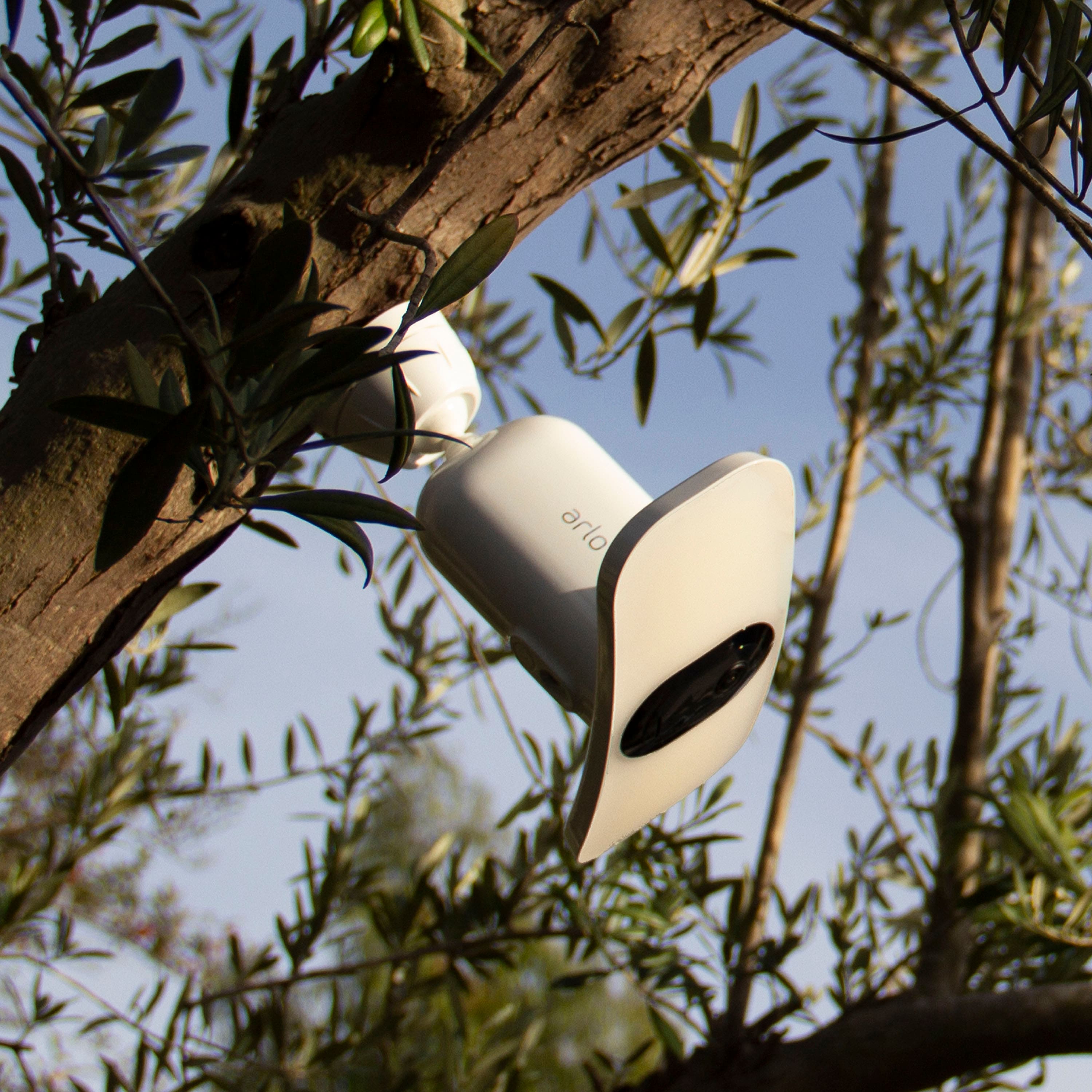 Coverage from every corner: Get the perfect view and installation flexibility with a wire-free setup Arlo.