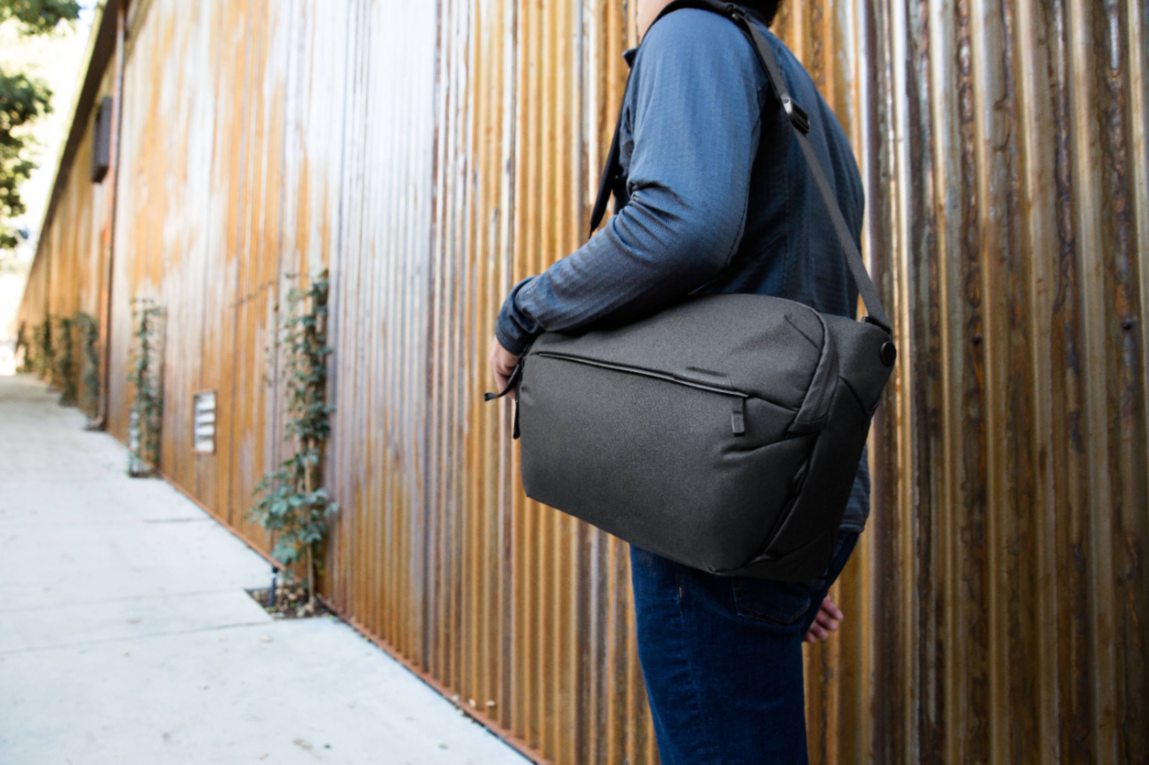Alt View 18. Peak Design - Everyday Sling V2 10L - Black.