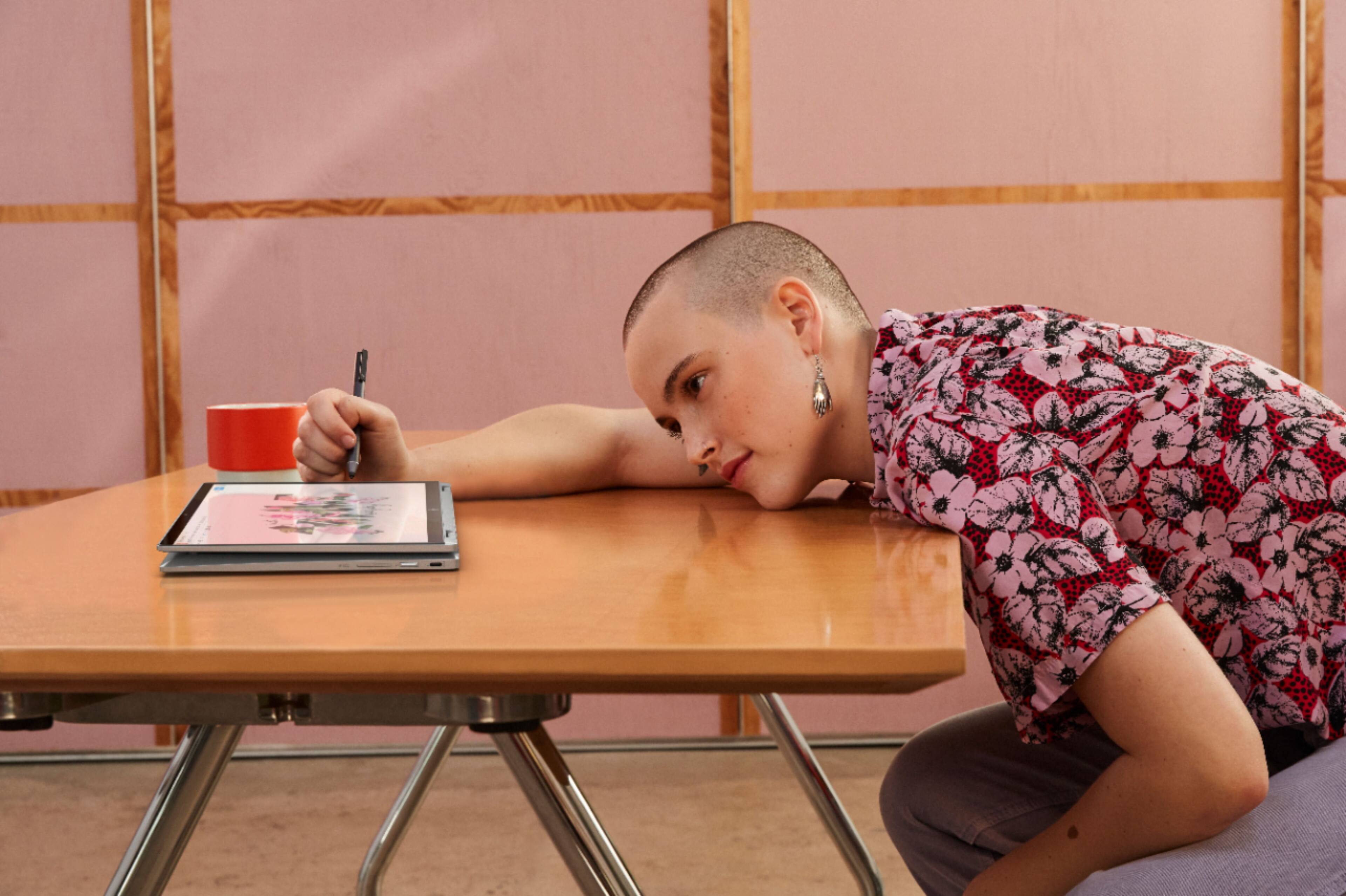 Alt View 22. HP - 2-in-1 14" Touch-Screen Chromebook - Intel Core i3 - 8GB Memory - 64GB eMMC Flash Memory.