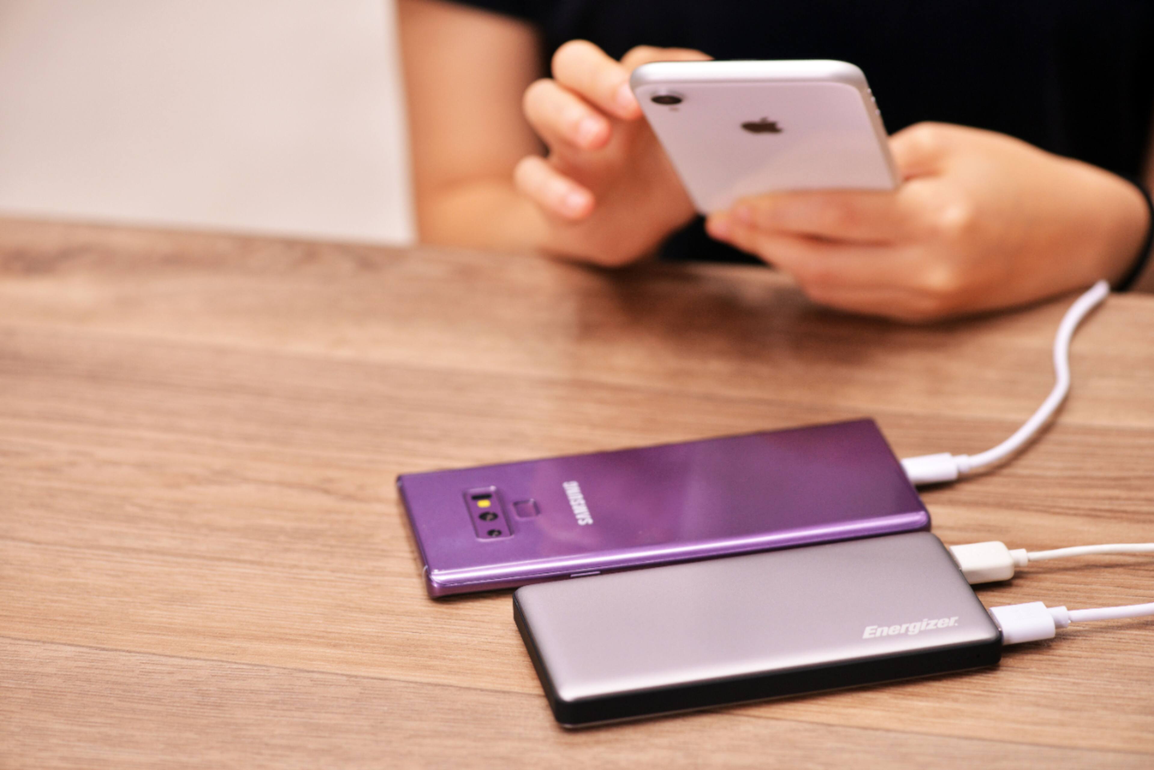 Alt View 3. Energizer - Ultimate Lithium 10,000mAh 18W Fast Charge Portable Charger/Power Bank QC 3.0 & PD 3.0 for Apple, Android & USB Devices - Gray.