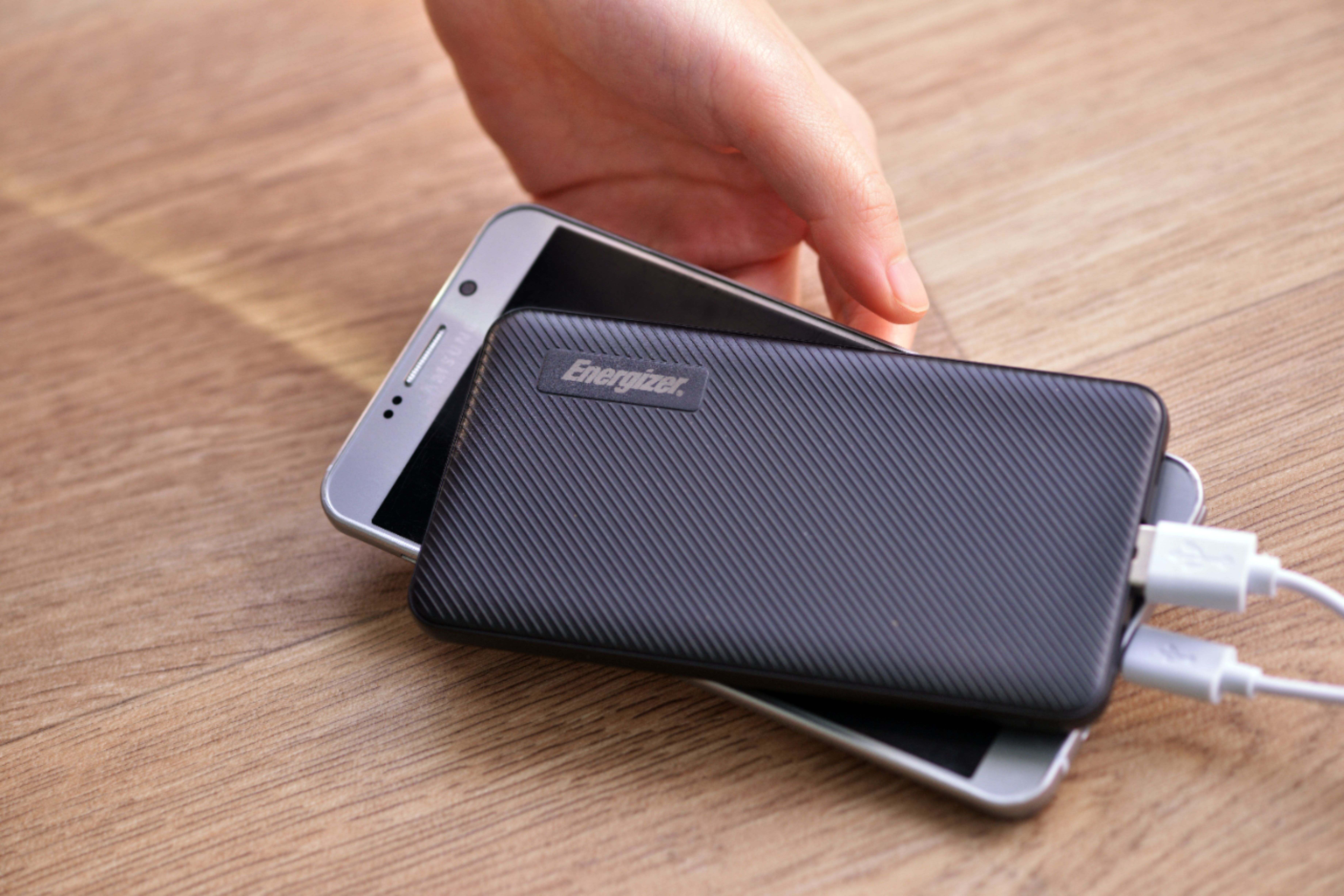 Small 5,000 mAh power bank for Apple and Android