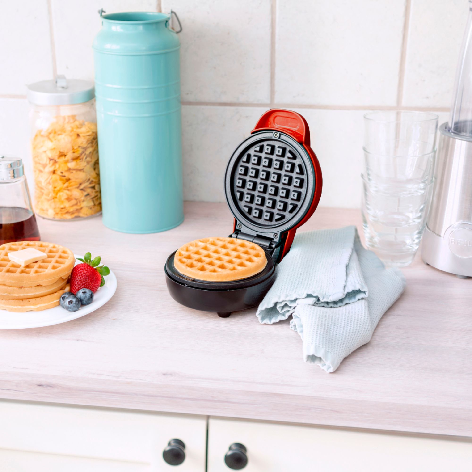 Bella Mini Smiley Waffle Maker Makes 4 Classic Waffles, Red, Yellow, or  Pink 