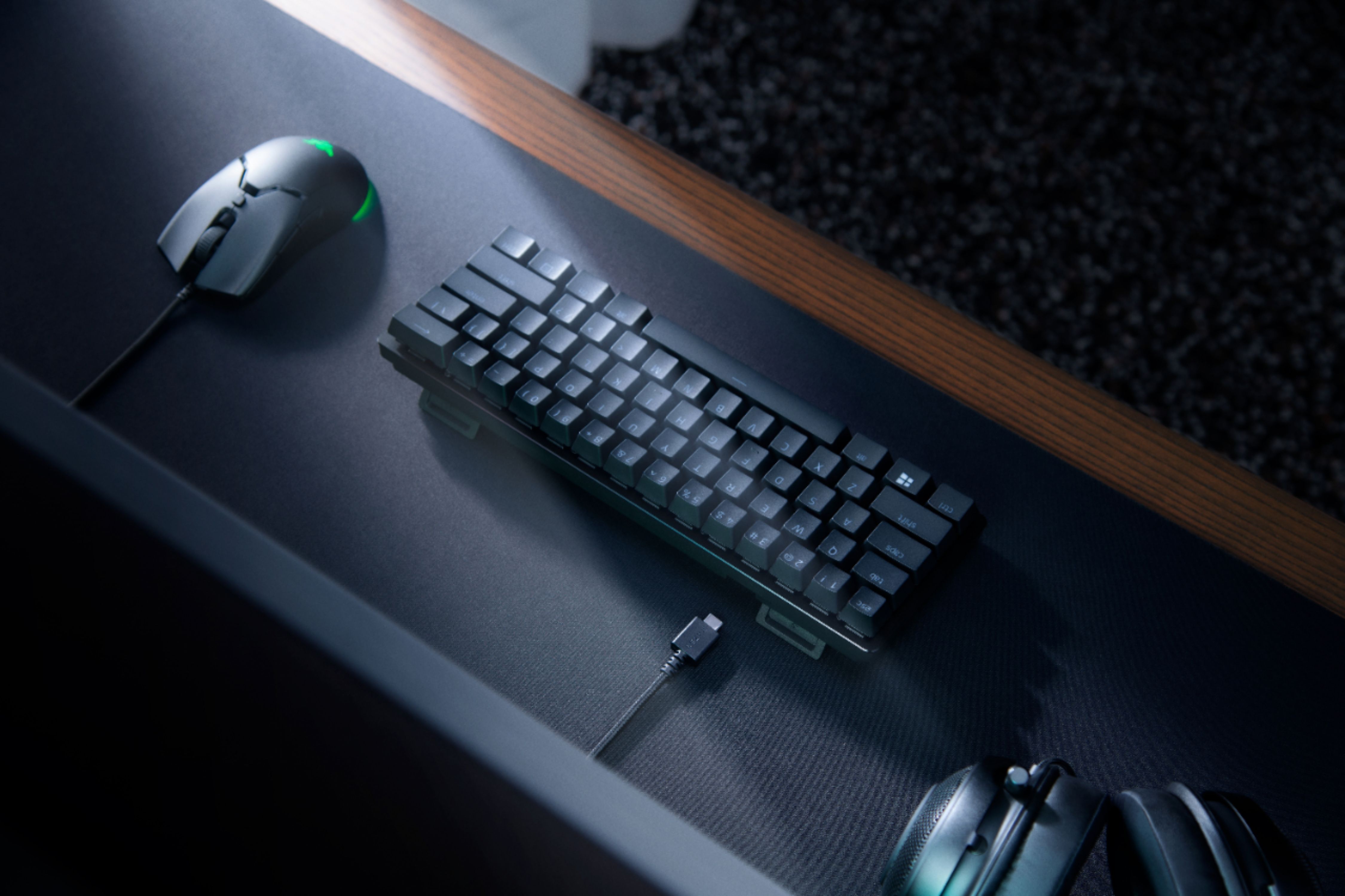 Razer Huntsman Mini 60% Gaming Keyboard + PBT Keycap + Coiled Cable Upgrade  Set Bundle: Classic Black/Linear Optical - Razer Green
