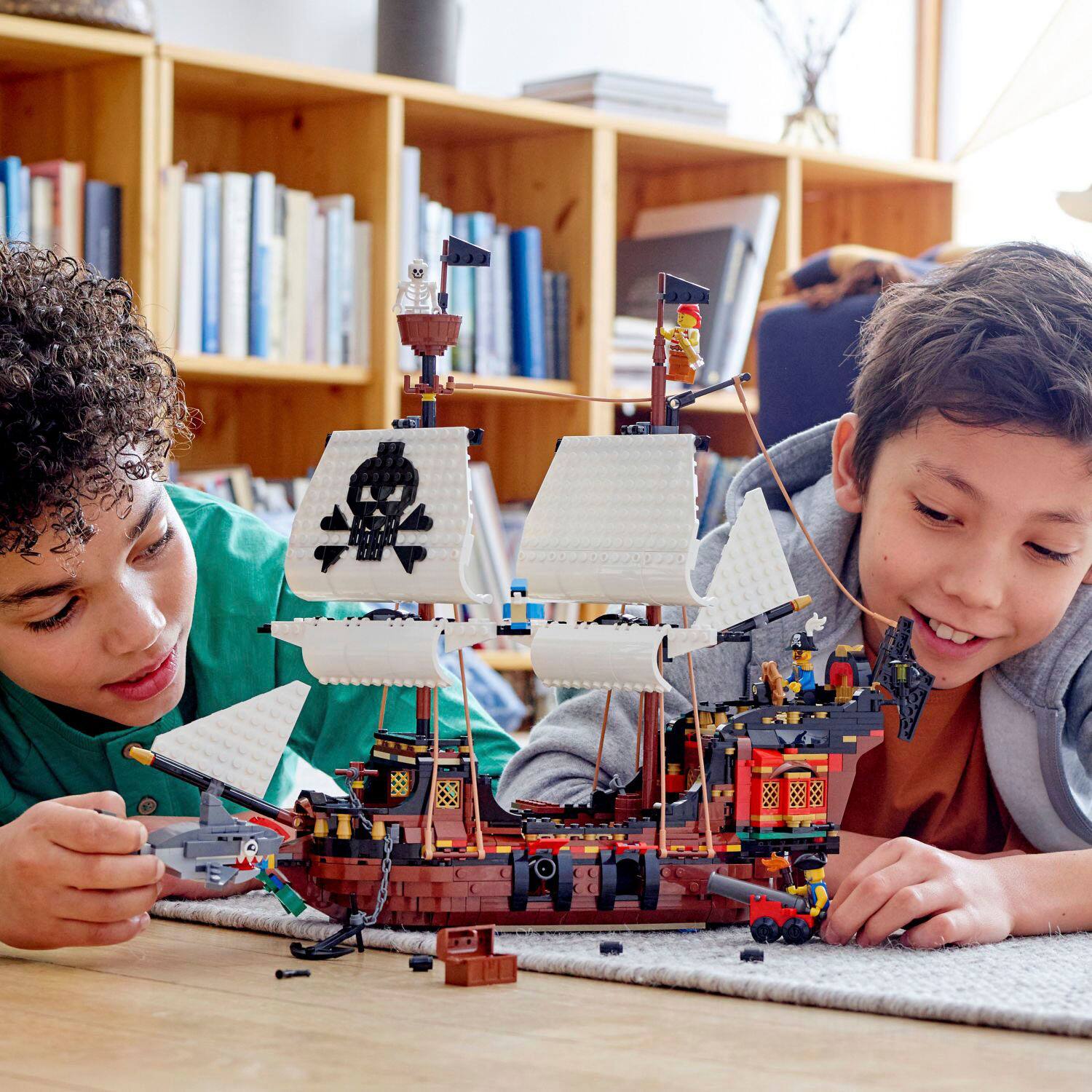 Angle. LEGO - Creator 3in1 Pirate Ship 31109.