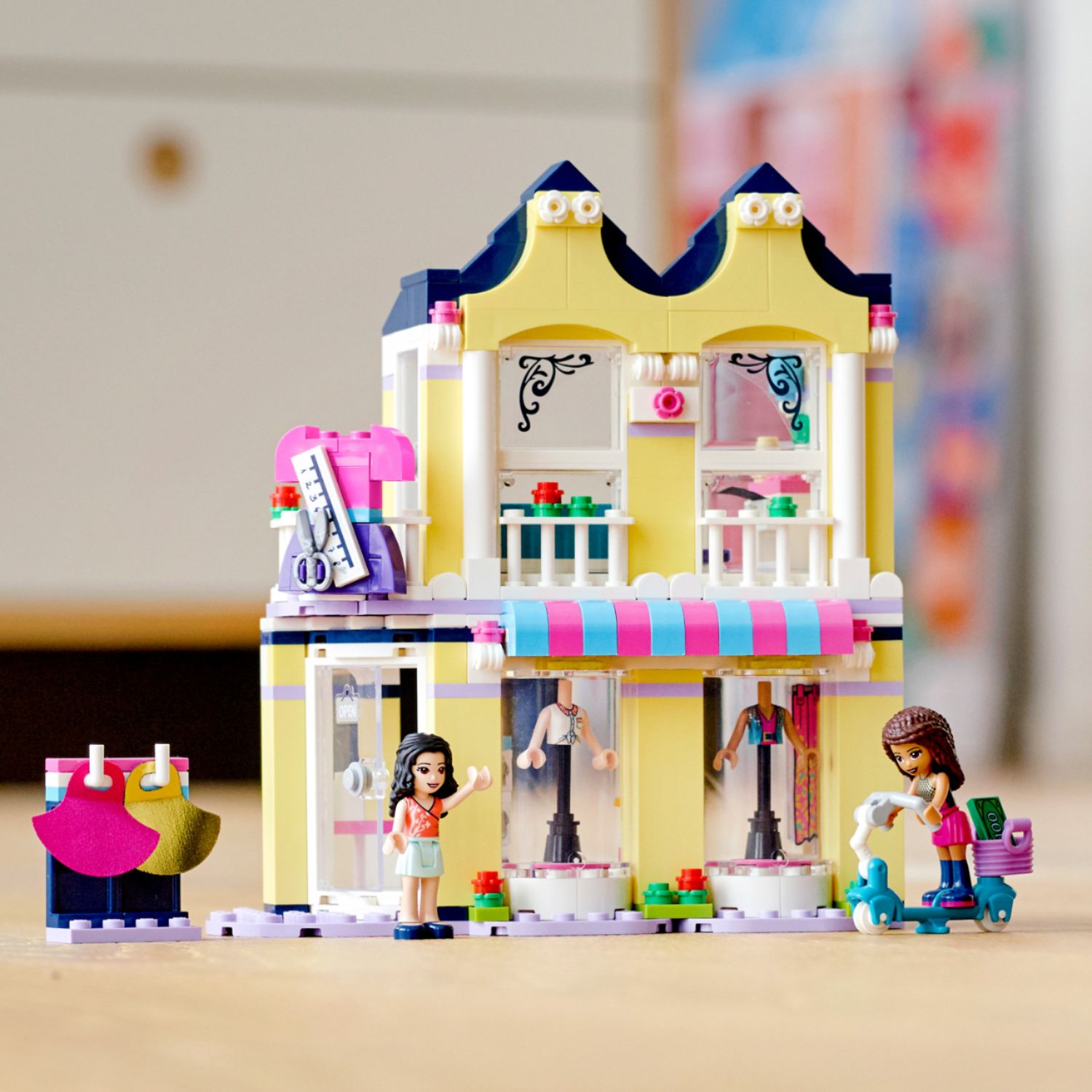 LEGO FRIENDS NEW SHOPPING MALL EMMA FIGURE BEST PRICE FREE GIFT FAST 