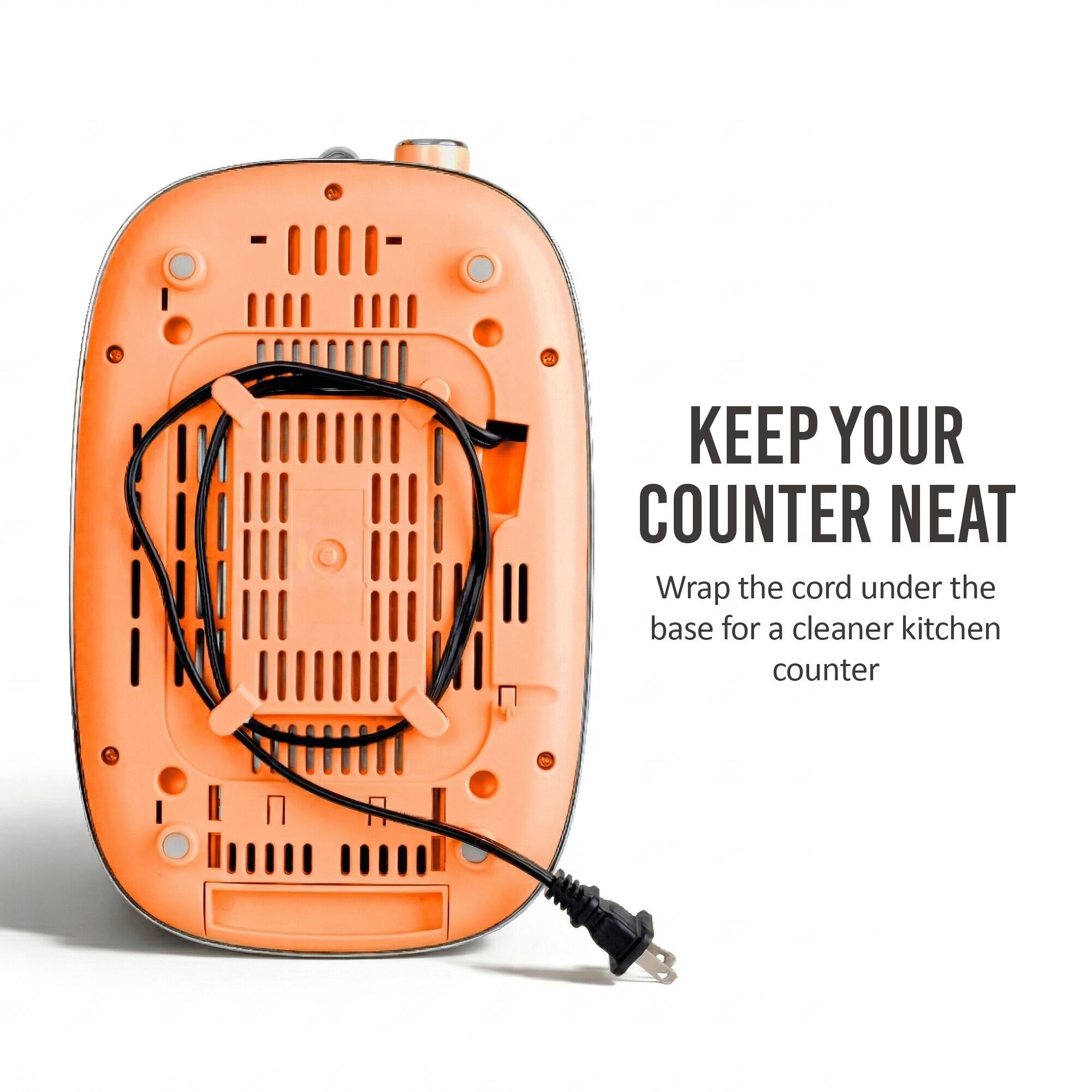 KEEP YOUR COUNTER NEAT  
Wrap the cord under the base for a cleaner kitchen counter
