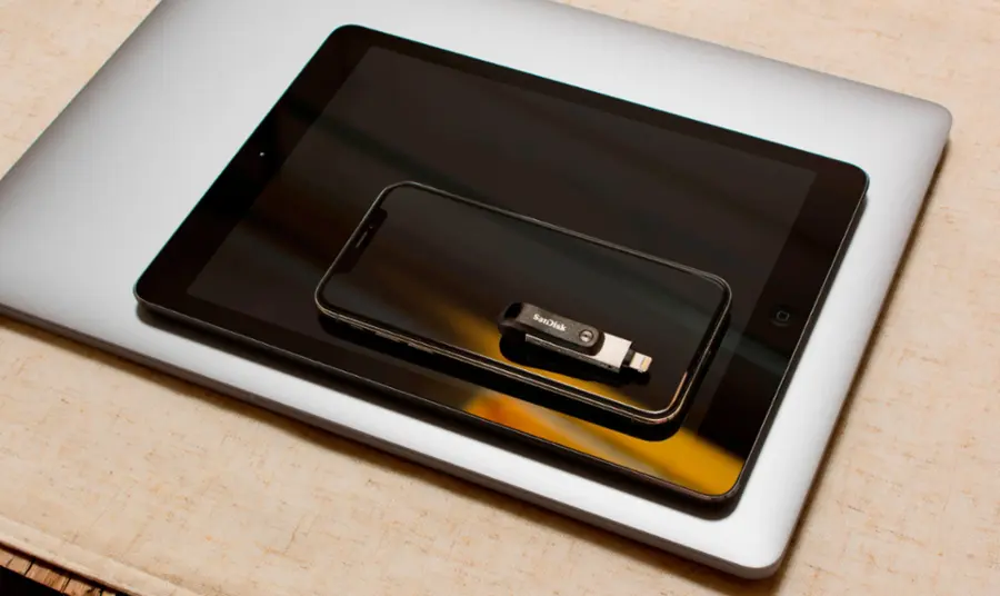 Alt View 16. SanDisk - iXpand Flash Drive Go 64GB USB 3.0 Type-A to Apple Lightning for iPhone & iPad - Black / Silver.