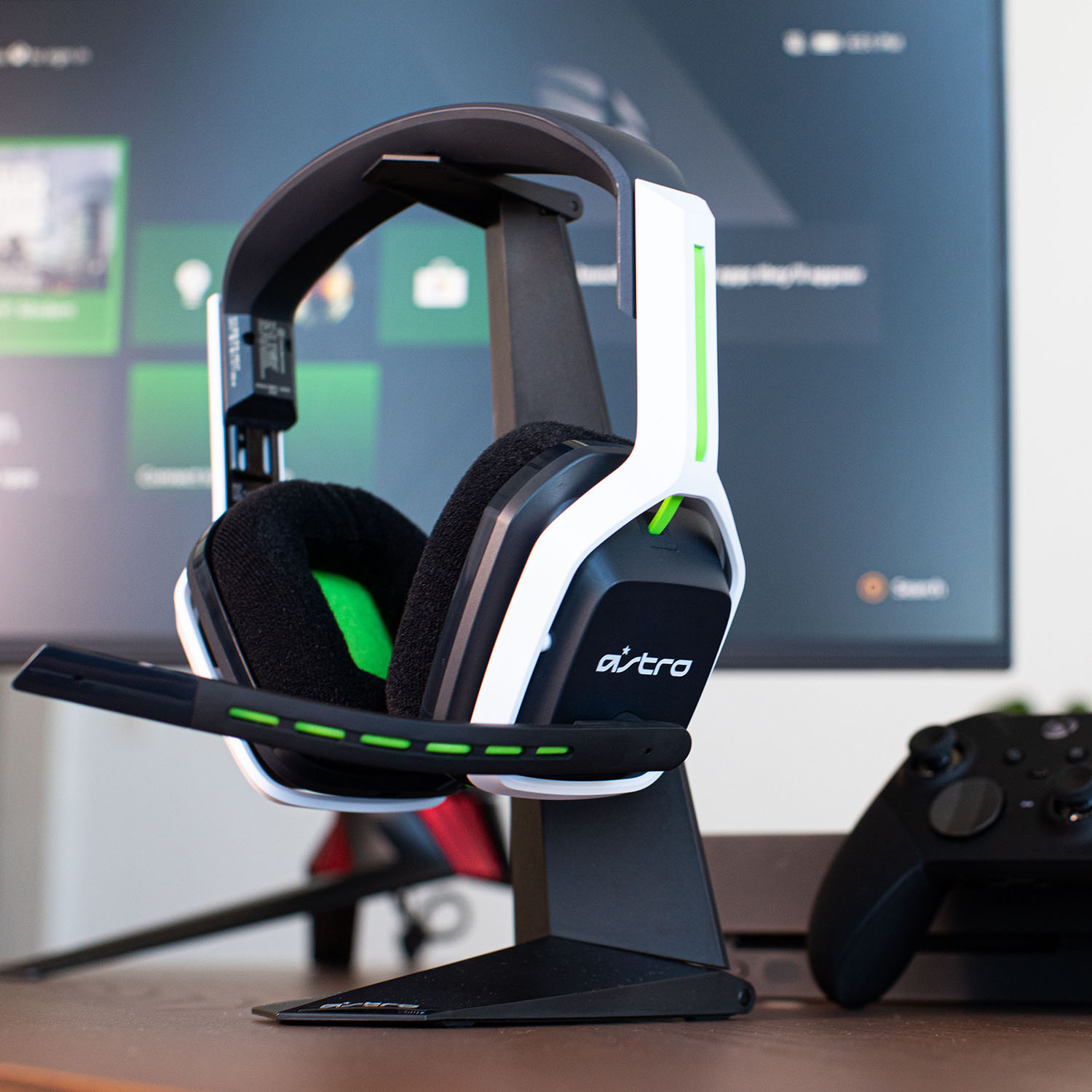 Left View: Astro Gaming - A20 Gen 2 Wireless Stereo Over-the-Ear Gaming Headset for Xbox Series X|S, Xbox One, and PC - White/Green