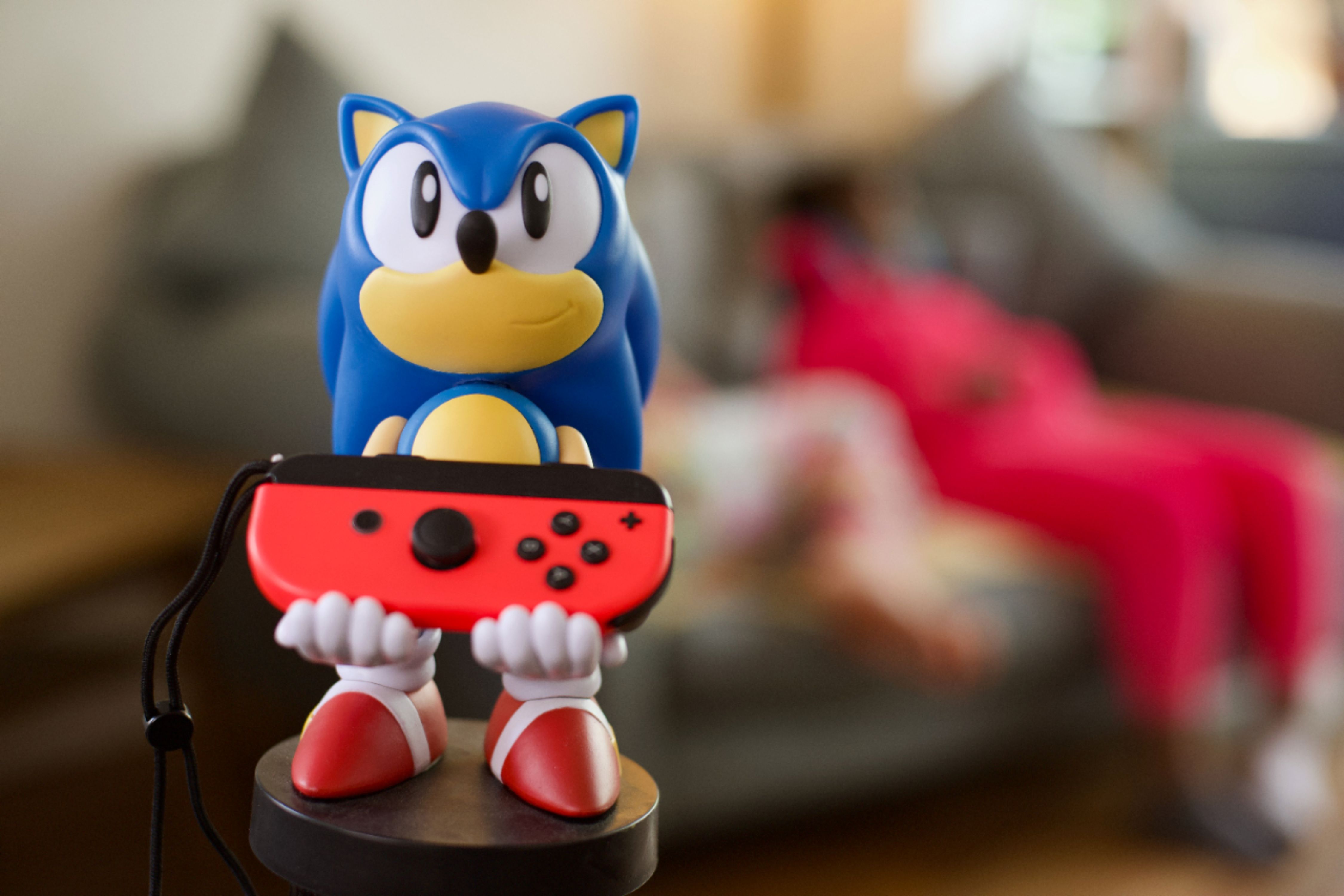 Left View: Cable Guy - Sonic the Hedgehog 8-inch Phone and Controller Holder