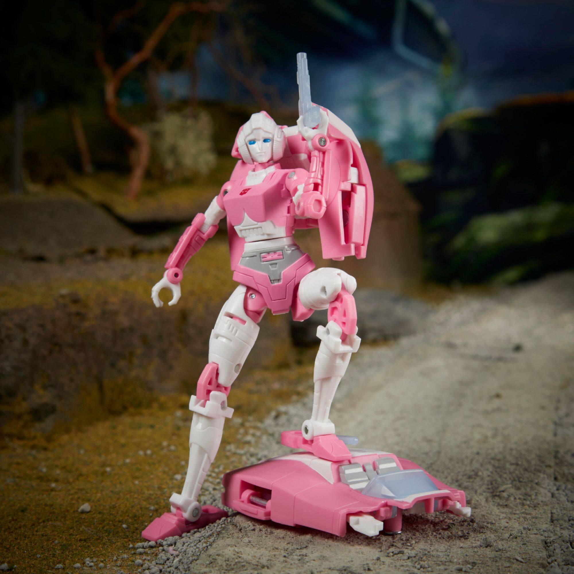 Alt View 13. Transformers - Generations War for Cybertron Deluxe WFC-E17 Arcee.