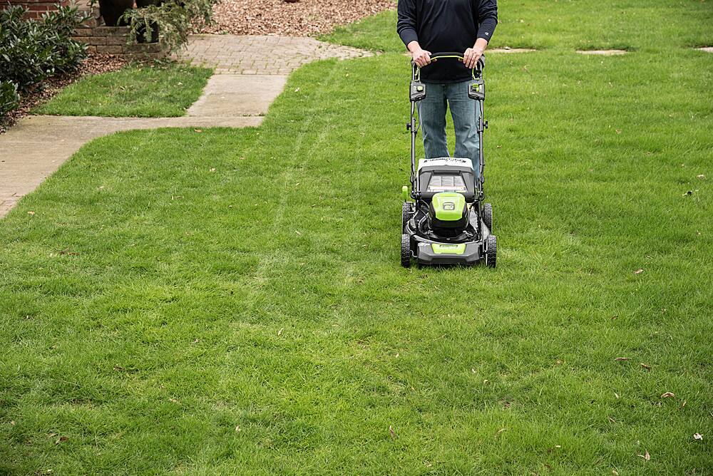 Alt View 19. Greenworks - 80-Volt Pro 21-Inch Self Propelled Lawn Mower (1 x 4.0Ah Battery and 1 x Charger) - Green.