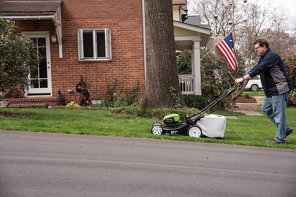 Alt View 20. Greenworks - 80-Volt Pro 21-Inch Self Propelled Lawn Mower (1 x 4.0Ah Battery and 1 x Charger) - Green.