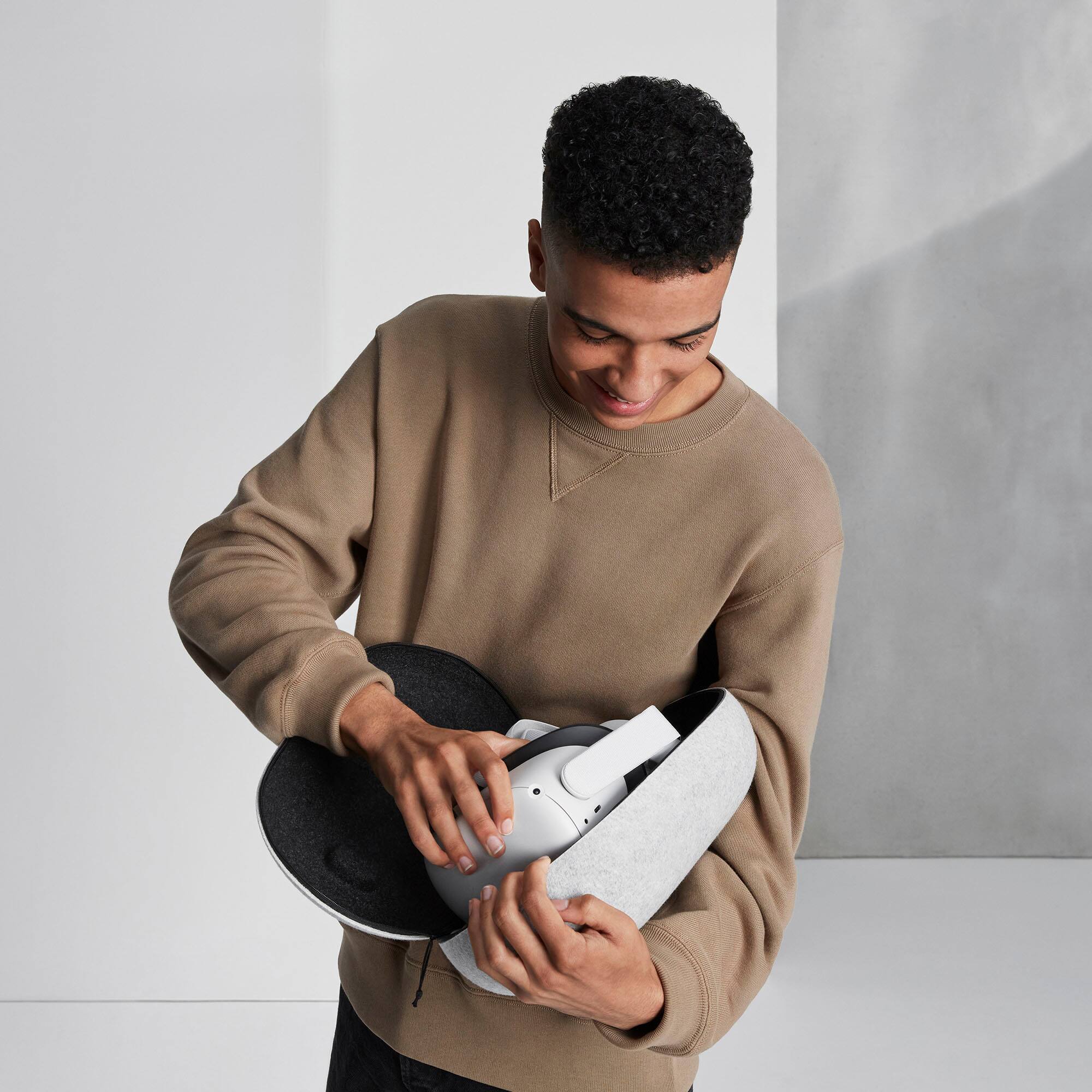 Alt View 16. Meta - Quest 2 Carrying Case - Gray.