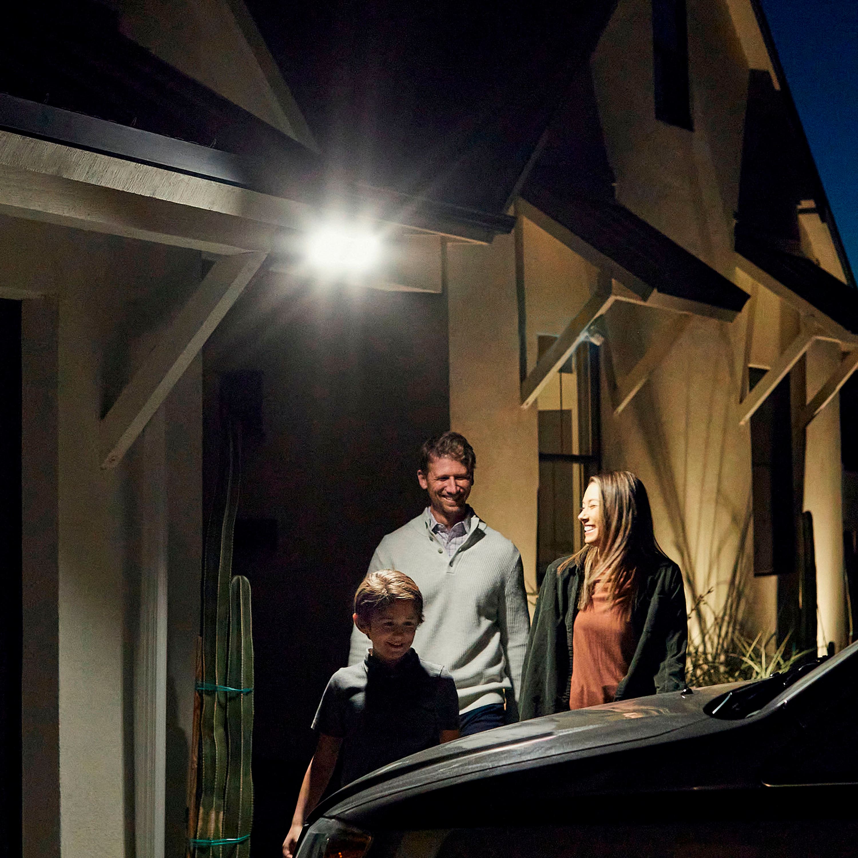 Custom control at your fingertips: Enhanced protection with custom floodlight and camera settings.
Light Settings:
* Brightness: Customize how bright your light will turn on when your device is unlocked.
* Duration: Increase the duration of the light by 5 minutes, reducing battery life.
* Behavior: Choose between constant or customized settings.
Reset to default settings: 20 minutes.