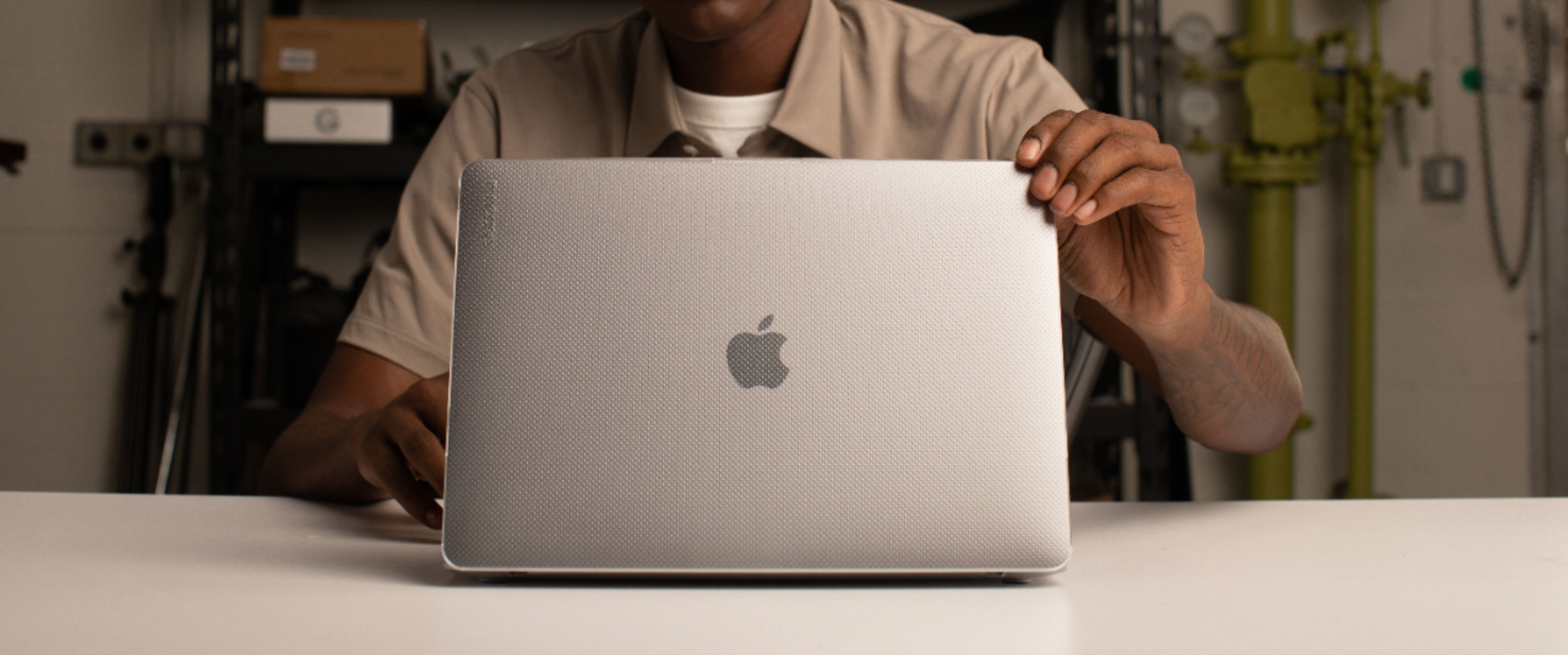 Coque Hardshell Dots 2020 13 po d'Incase pour MacBook Air avec écran Retina  - Transparent - Apple (CA)
