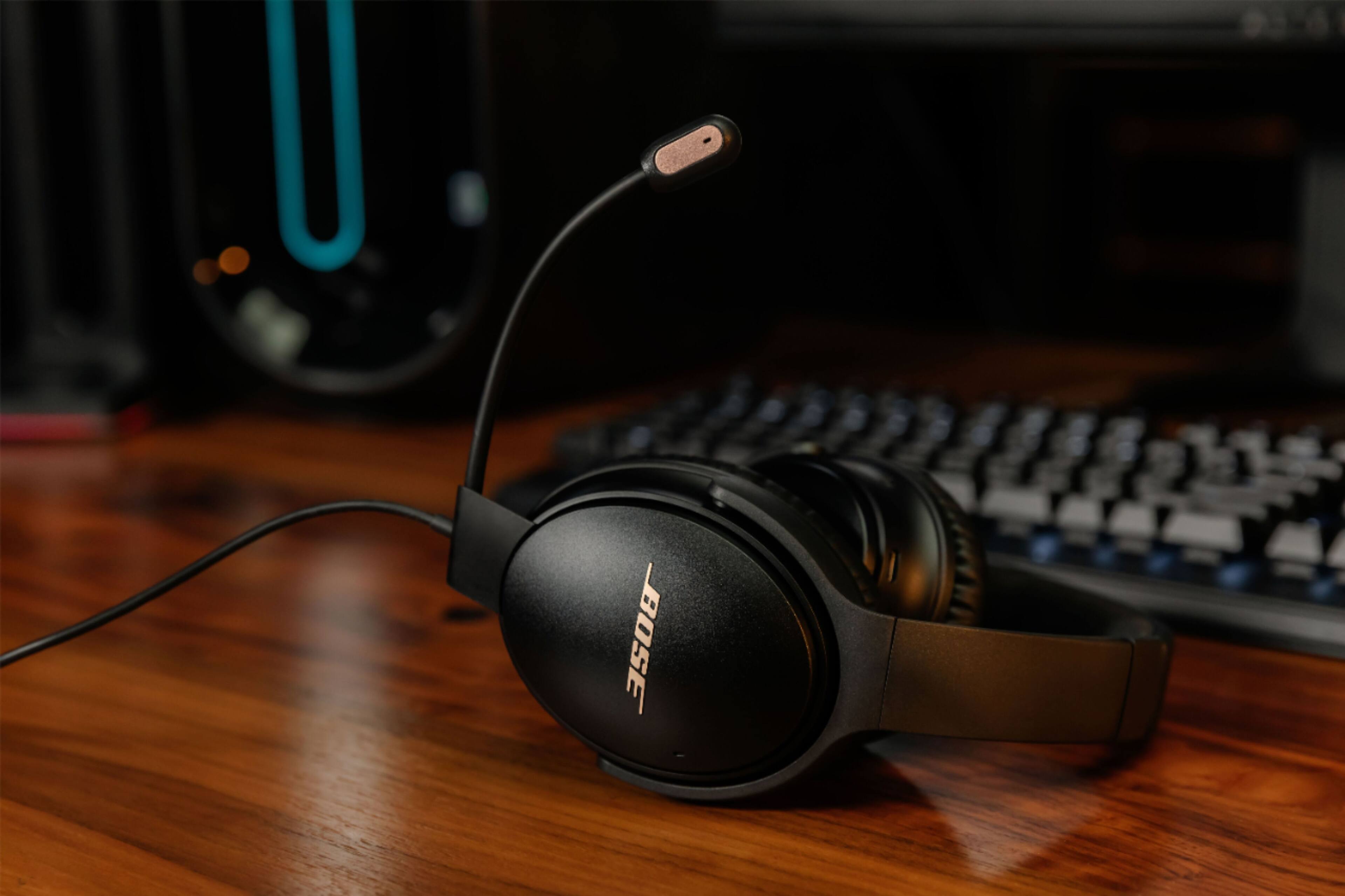 Alt View 23. Bose - QuietComfort 35 II Wireless Noise Cancelling Gaming Headset - Black.