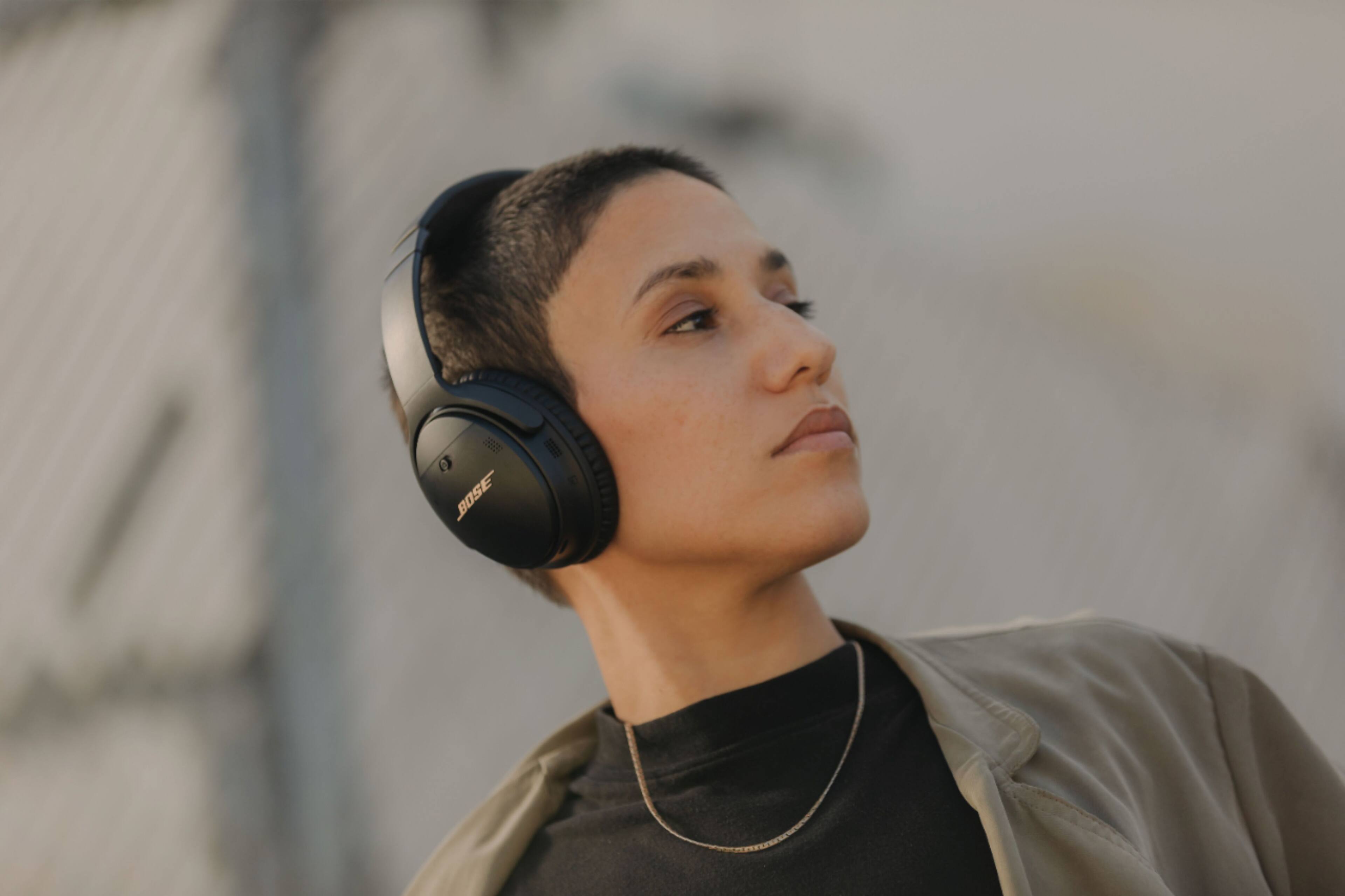Alt View 29. Bose - QuietComfort 35 II Wireless Noise Cancelling Gaming Headset - Black.