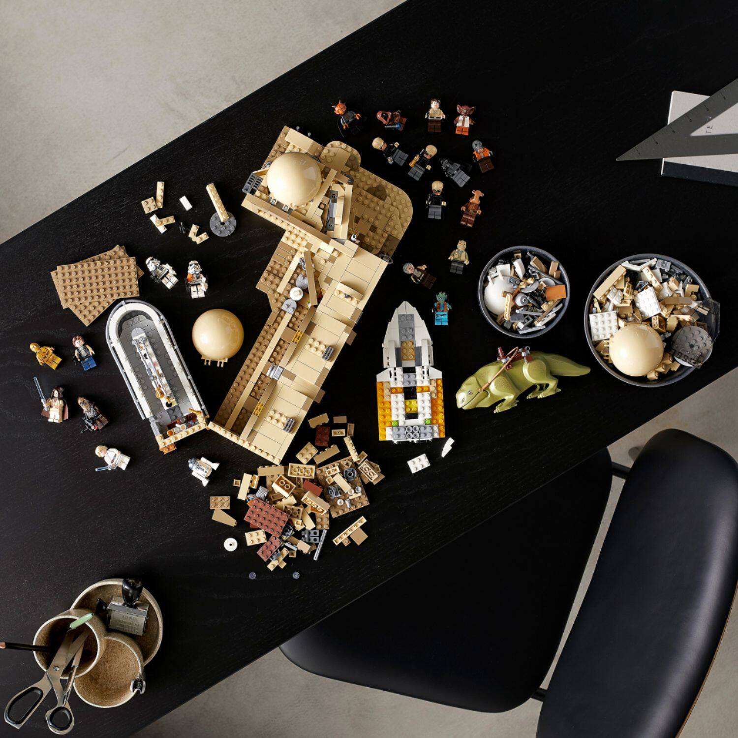 Alt View 14. LEGO - Star Wars Mos Eisley Cantina 75290.