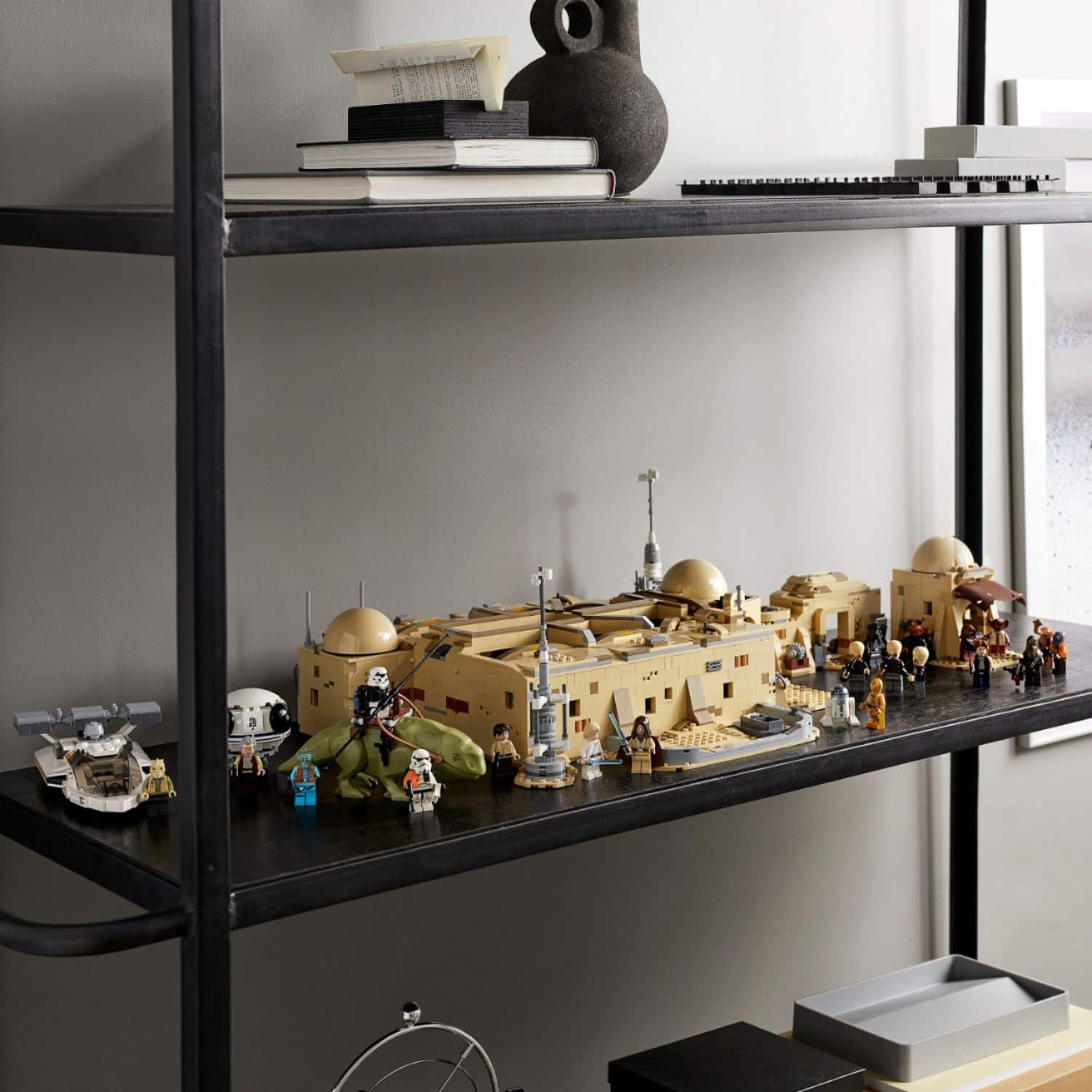 Alt View 15. LEGO - Star Wars Mos Eisley Cantina 75290.